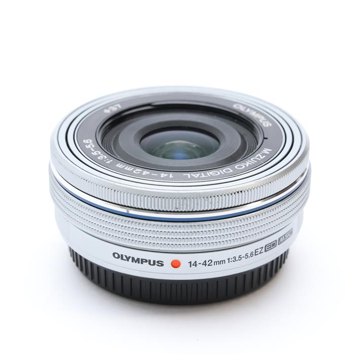 外観状態:並品 マップ保証期間:3ヶ月保証 付属品など:レンズフロントキャップ・レンズリアキャップ【ココがポイント！】M.ZUIKO DIGITAL ED 14-42mm F3.5-5.6 EZは、35mm 判換算で28-84mm 相当の焦...