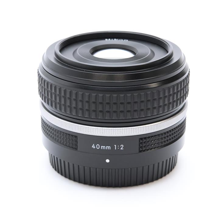 外観状態:美品 マップ保証期間:6ヶ月保証 付属品など:レンズフロントキャップ・レンズリアキャップ【ココがポイント！】軽くてコンパクト、ボケ味抜群の標準単焦点レンズをアイコニックなスタイルでNIKKOR Z 40mm f/2（SE）は、焦点...