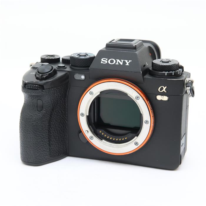 外観状態:並品 マップ保証期間:6ヶ月保証 付属品など:元箱・取扱説明書・ストラップ・バッテリー・チャージャー・ACコード・USB-Cケーブル・ケーブルプロテクター【ココがポイント！】進化するプロの創造性に最先端技術で応えるフルサイズミラーレス一眼カメラ。有効約5010万画素の高解像でAF/AE追従最高30枚/秒のブラックアウトフリー連続撮影を実現し、αとして初めて8K30p動画撮影に対応したフルサイズミラーレス一眼カメラです。本機は、解像力とスピード性能の高い次元での両立と、撮影から納品までの高効率ワークフローを実現したプロフェッショナル向けの1台です。◎点検スタッフからのコメント【おすすめ ポイント】専門の修理会社にてコンディションチェックを済ませた安心してご使用いただける商品です。【外観】スレ・キズ、テカリ、塗装剥がれ、打痕、アタリキズ、刻印文字内にヨゴレがあります。撮影に支障のない実用に適した並品です。【機能面・操作】各部動作良好です。※お求めの後2週間以内の初期不良はご返品可能です。#260128-n