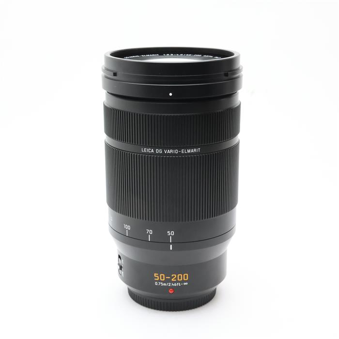 外観状態:良品 マップ保証期間:6ヶ月保証 付属品など:レンズフロントキャップ・レンズリアキャップ・レンズフード【ココがポイント！】ズーム全域で美しいボケ味と高画質を実現したLEICA DG望遠ズームレンズ「LEICA DG VARIO-ELMARIT 50-200mm/F2.8-4.0 ASPH./POWER O.I.S.」は、35mm換算100-400mmの望遠ズームレンズで、ライカの厳しい光学基準をクリアし、F2.8-4.0「ELMARIT（エルマリート）」の明るさを実現しました。非球面レンズ2枚を含む15群21枚構成で、ズーム全域で優れた描写特性を実現し、スナップ撮影から野生動物、スポーツまで望遠が必要なシーンで高画質撮影ができます。◎点検スタッフからのコメント【外観】全体的に丁寧に使用されており、良好なコンディションです。【機能面・操作】動作等は良好な商品です。【その他】レンズ内に薄クモリ/スレございますが、実写には影響ありません。【その他】レンズフードにわずかなテカリございます。※お求めの後2週間以内の初期不良はご返品可能です。#260201-n