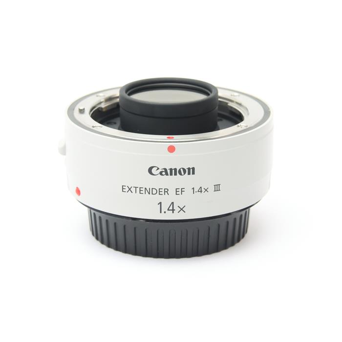 外観状態:良品 マップ保証期間:6ヶ月保証 付属品など:フロントキャップ・リアキャップ【ココがポイント！】レンズの焦点距離を1.4倍に伸ばす高性能エクステンダー。装着時の有効F値の低下は1絞り分。新規光学設計により一層の高画質化と、新超望遠レンズとの組み合わせでAFの高精度化を実現しています。◎点検スタッフからのコメント【外観】マウント部に若干のスレがありますが、全体的に良好な状態です。【機能面・操作】動作良好で、安心してお使いいただけます。※お求めの後2週間以内の初期不良はご返品可能です。#260206-n