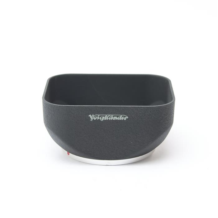 外観状態:美品 マップ保証期間:保証なし 付属品など:フードキャップ【ココがポイント！】COLOR-HELIAR 75mm F2.5 SL/APO-LANTHAR 90mm F3.5 SL/APO-LANTHAR 180mm F4用の角型レンズフードです。日差しの強い屋外での撮影では必須のアイテム。レンズ保護にも役立つので常用装備としておすすめです。シボ加工を施された表面の質感も魅力の一つ！◎点検スタッフからのコメント【外観】内側にスレ、先端部にキズによる塗装剥げが僅かにありますが、全体的に綺麗な状態の中古品です。【機能面・操作】動作良好で、安心してお使いいただけます。※お求めの後2週間以内の初期不良はご返品可能です。#260204-n