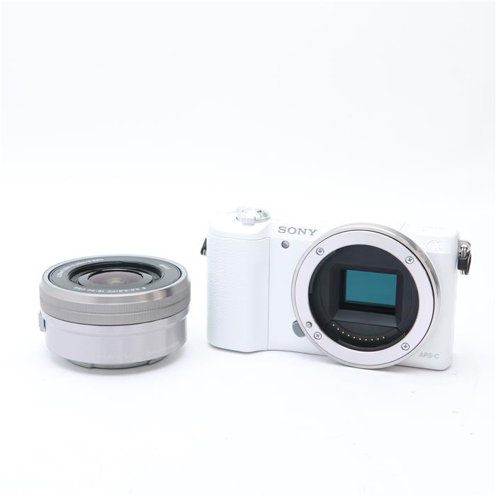 外観状態:並品 マップ保証期間:6ヶ月保証 付属品など:バッテリー・レンズフロントキャップ・別売チャージャー【ココがポイント！】簡単に撮影できるタッチシャッターと、素早いAFを搭載したコンパクトなミラーレス一眼です。180度チルト可動式液晶モニターを搭載、自分撮りも手軽にお楽しみいただけます。◎点検スタッフからのコメント【おすすめ ポイント】専門の修理会社にてコンディションチェックを済ませた安心してご使用いただける商品です。【外観】底面に小ヒビ箇所があります。スレキズ、テカリ、塗装剥がれ箇所が散見されます。通常使用されている全体的にコンディション良好な商品です。【機能面・操作】各部動作良好です。 【その他】液晶パネル部小ホコリあり。【その他】付属レンズ内に微細なチリがありますが、撮影に影響の無い範囲です。※お求めの後2週間以内の初期不良はご返品可能です。#260204-n