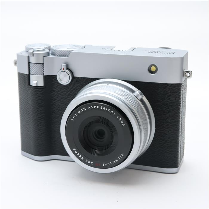 外観状態:並品 マップ保証期間:6ヶ月保証 付属品など:元箱・取扱説明書・USB-Cケーブル・バッテリー・レンズフロントキャップ・アダプターリング・レンズフード・レンズフードキャップ・プロテクトフィルター・ショルダーストラップ・リング取付補助具【ココがポイント！】「GFX100RF」は、FUJIFILM社が長年提供してきた写真フィルムや、アナログカメラなどに由来する9種の多彩な撮影フォーマットをシンプルな操作で切り換えられる「アスペクト比切換ダイヤル」を初めて搭載しました。被写体や撮影意図に応じて、アスペクト比をダイヤルで切り換えて選択するというアナログな操作感が、撮影体験をより楽しくさせます。また、「GFX100RF」はFUJIFILM社として初めて、精密なアルミの削り出し加工を施したカメラ軍艦部を採用。レンズリングやダイヤル類、底面プレートなど細部のパーツにも同様に削り出し加工を施すことで、カメラを手に持った時に感じる金属の質感とデザインの統一感が一層高まり、所有する悦びを感じられるデザインに仕上がりました。また、新開発の35mmF4レンズ（35mm判換算28mm相当）が生み出す汎用性の高い画角と、最新のAI技術による被写体検出AF、高速・高精度AF機能により、趣味のスナップ撮影から、ルポルタージュ撮影などのプロの撮影現場までさまざまなシーンで卓越したパフォーマンスを発揮します。「GFX100RF」は、FUJIFILM社が長年多様な製品・サービスの提供を通じて写真文化の発展に貢献してきた歴史と最先端技術・デザインを融合させた特別な一台です。◎点検スタッフからのコメント【おすすめ ポイント】専門の修理会社にてコンディションチェックを済ませた安心してご使用いただける商品です。【外観】トップカバーに打痕とスレキズ、底面三脚取付部分に使用感があります。通常使用されている全体的にコンディション良好な商品です。【機能面・操作】各部動作良好です。安心してお使いいただけます。 ※お求めの後2週間以内の初期不良はご返品可能です。#260203-n