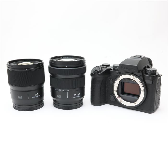 外観状態:新同品 マップ保証期間:6ヶ月保証 付属品など:取扱説明書・バッテリー・ACアダプター・USBケーブル・ストラップ・レンズフロントキャップ×2・レンズリアキャップ×2・レンズフード×2【ココがポイント！】高い描写性能とLUMIX初の像面位相差AFの両立を実現。映像クリエイターに向けた新世代フルサイズミラーレス一眼カメラ・新開発フルサイズセンサーと新世代ヴィーナスエンジンを搭載し、高い描写性能とLUMIX初の像面位相差AFの両立を実現・写真・動画の撮影をサポートする基本性能と卓越した機動力・クリエイターの映像表現の幅を広げる多彩な記録フォーマットと動画撮影機能◎点検スタッフからのコメント【おすすめ ポイント】専門の修理会社にてコンディションチェックを済ませた安心してご使用いただける商品です。【外観】丁寧に使用され綺麗な状態です。【機能面・操作】安心してご使用いただける動作良好な商品です。※お求めの後2週間以内の初期不良はご返品可能です。#260213-n