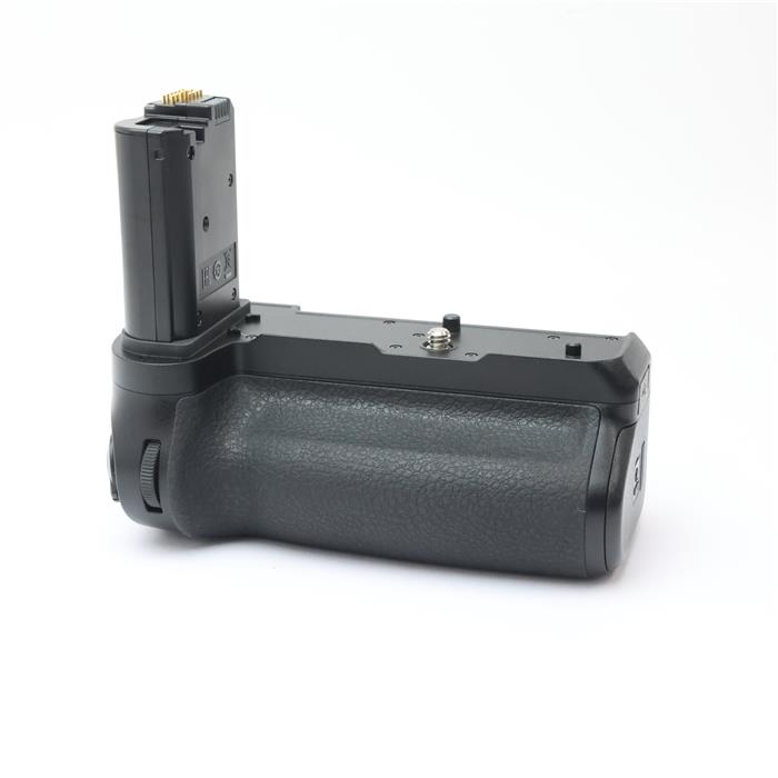 外観状態:良品 マップ保証期間:3ヶ月保証 付属品など:バッテリーホルダー【ココがポイント！】縦位置撮影に便利な、シャッターボタン、AF-ONボタン、Fnボタン、メイン・サブコマンドダイヤル、マルチセレクターを装備。シャッターボタンの押し心地や各ダイヤルの回し心地、AF-ONボタンの配置と押し心地など、カメラ本体と同等の操作感を実現しています。また、縦位置撮影時の高いグリップ性能を確保するとともに、横位置撮影でのグリップ感も向上。望遠レンズ装着時にも高い安定性が得られます。Li-ionリチャージャブルバッテリー EN-EL15cを最大2個装填でき、静止画撮影可能コマ数、動画撮影可能時間を拡張できます。カメラに装着してUSB給電（電源ON時）・充電（電源OFF時）が可能です。◎点検スタッフからのコメント【外観】使用による底面に三脚痕、スレキズ、僅かなラバー浮きありますが、全体的なコンディションは良好です。【対応機種 他】Z7II・Z6II用です。※無印のZ7・Z6では本機の機能をご使用頂く事が出来ません。【機能面・操作】問題なくお使いいただけます。※お求めの後2週間以内の初期不良はご返品可能です。#260215-n