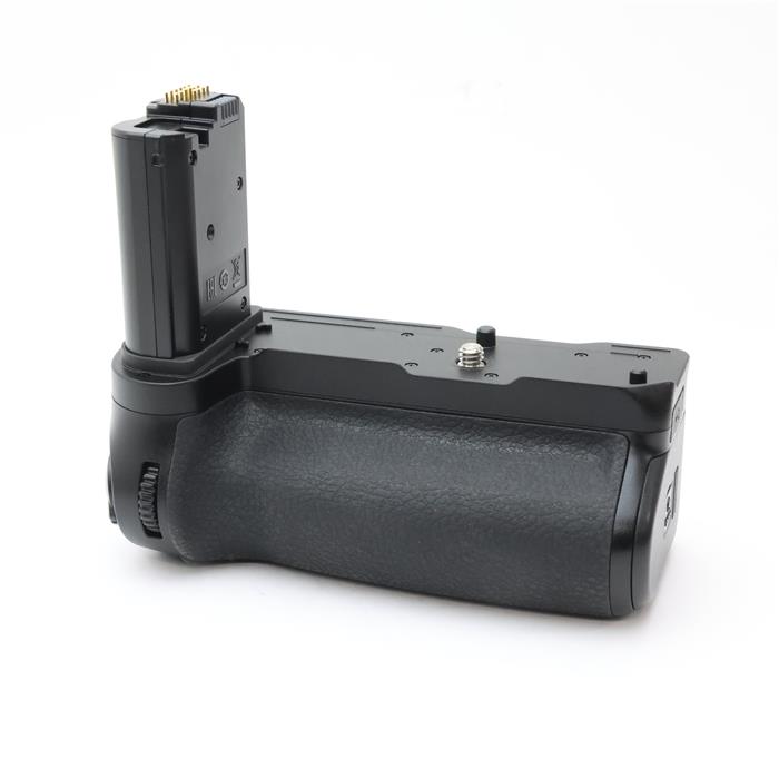 外観状態:美品 マップ保証期間:3ヶ月保証 付属品など:元箱・取扱説明書【ココがポイント！】「パワーバッテリーパックMB-N12」は縦位置操作に対応した「Z 8」用の別売パワーバッテリーパックです。撮影可能コマ数（電池寿命）を約1.8 倍に拡張※することができます。マイナス10℃でも動作する耐寒性能や高い防塵・防滴性能を備えつつ、握りやすいグリップにより、縦位置撮影にも集中することができます。また、装填した2 個のバッテリーのうち一方を抜いても、もう一方に電池残量があれば電力供給が継続するホットスワップに対応。さらに、USB 給電が可能で、「Z 8」に装着せず単体で充電することもできます。長時間撮影が求められるウェディング撮影や風景のタイムラプス撮影などで便利です。◎点検スタッフからのコメント【外観】外装に若干のスレがありますが、全体的に丁寧に使用されている中古品です。【機能面・操作】問題なくお使いいただけます。※お求めの後2週間以内の初期不良はご返品可能です。#260214-n