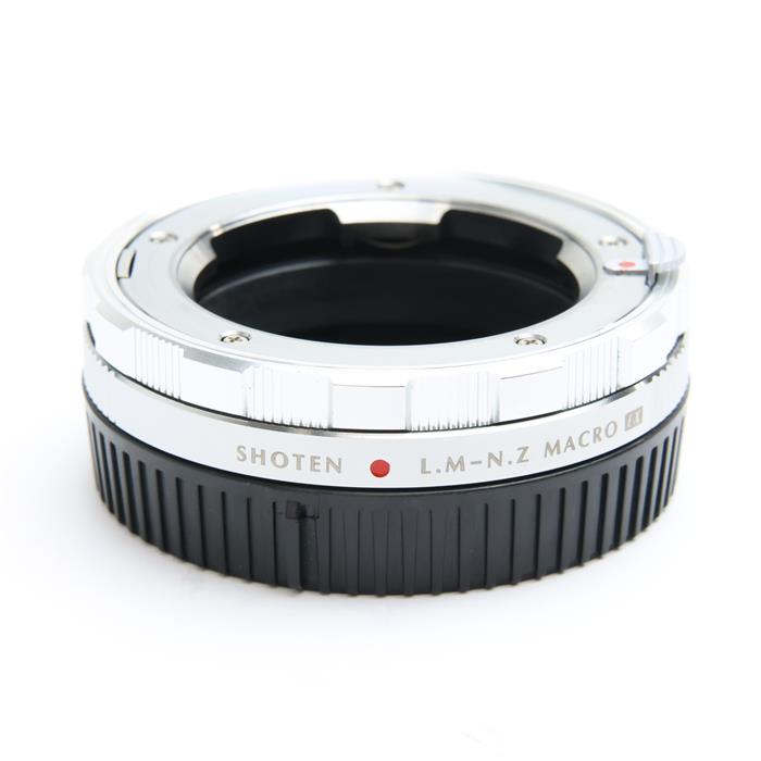 外観状態:美品 マップ保証期間:保証なし 付属品など:元箱・フロントキャップ・リアキャップ・プラケース・ポーチ【ココがポイント！】ライカMレンズをニコンZボディに装着するためのマウントアダプター。ライカなどのレンジファインダーカメラ用のMマウント交換レンズは、最短撮影距離が比較的長めですが、ヘリコイド装備のアダプターを使用することで最短撮影距離が短縮されます。LM-NZ M (EX)の繰り出し幅は8mmとなるため、大幅な短縮が可能となり、ライカMマウントレンズで「寄り」の撮影が可能になります。【お知らせ】ご使用される機種、ファームウェアのバージョンによってはご使用できない場合がございます。ご購入の際は、各社ウェブサイトにて最新の情報をご確認ください。◎点検スタッフからのコメント【外観】丁寧に使用されており、全体的に綺麗な状態です。【機能面・操作】各部動作良好です。安心してお使いいただけます。※お求めの後2週間以内の初期不良はご返品可能です。#260212-n