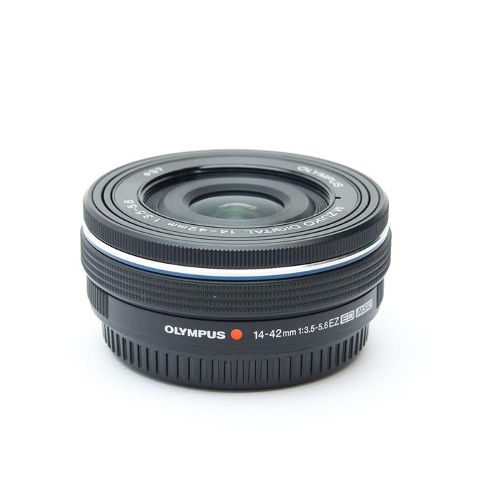 外観状態:良品 マップ保証期間:6ヶ月保証 付属品など:レンズフロントキャップ・レンズリアキャップ【ココがポイント！】M.ZUIKO DIGITAL ED 14-42mm F3.5-5.6 EZは、35mm 判換算で28-84mm 相当の焦点域をカバーする標準3倍ズームレンズです。2011年7 月に発売したM.ZUIKO DIGITAL 14-42mm F3.5-5.6IIRと比べて、長さを半分以下の22.5mmとパンケーキレンズM.ZUIKO DIGITAL 17mm F2.8並みに、重さも93g と、パンケーキズームレンズと呼べる圧倒的な小型軽量化を達成しています。小型化は、ズーム位置エンコーダーの直線型から回転型への変更、沈胴時のスペースの見直し、絞り機構の位置変更や光学系の見直しなどの、最新技術の積み重ねで実現しました。◎点検スタッフからのコメント【外観】スレキズありますが、コンディション良好な商品です。【機能面・操作】各部動作は良好で安心してご使用いただけます。【その他】レンズ内にチリありますが、撮影に影響ございません。※お求めの後2週間以内の初期不良はご返品可能です。#260228-n