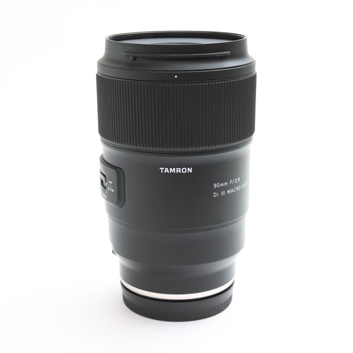 外観状態:良品 マップ保証期間:6ヶ月保証 付属品など:元箱・取扱説明書・レンズフロントキャップ・レンズリアキャップ・レンズフード【ココがポイント！】歴代90mmマクロレンズは、高い解像力と美しいボケ味で高い評価をいただいてきました。その思想をミラーレスカメラでも楽しんでいただくため、新90mm F2.8 MACROでは徹底した光学シミュレーションを実施。柔らかくとろけるようなボケ味と被写体を際立たせた立体感のある描写、そして中央部から四隅まで妥協のない解像性能を実現しています。◎点検スタッフからのコメント【外観】スレ/使用感がありますが、通常使用された良好な商品です。【機能面・操作】動作良好です。安心してお使いいただけます。【その他】レンズ内にある程度のチリが混入していますが、撮影には支障なく光学系は全体的に良好です。※お求めの後2週間以内の初期不良はご返品可能です。#260310-n