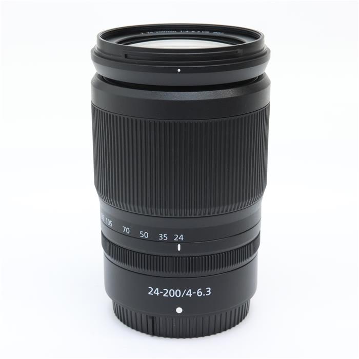 外観状態:美品 マップ保証期間:6ヶ月保証 付属品など:レンズフロントキャップ・レンズリアキャップ・レンズフード【ココがポイント！】トラベルレンズの新スタンダード、小型軽量で高性能な8.3倍高倍率ズームレンズ広角24mmから望遠200mmまでと幅広いシーンをカバーし、5.0段（CIPA規格準拠）の高い手ブレ補正効果を発揮するレンズシフト方式VR機構を搭載。高倍率ズームレンズにもかかわらず小型軽量で約570gと軽く、機動力を確保しながらさまざまなシーンを撮影したい旅行などに最適な1本です。光学性能も追求し、ED非球面レンズ1枚、EDレンズ2枚、非球面レンズ2枚を採用。画像の中心から周辺までシャープな描写がズーム全域で得られます。アルネオコートの採用でレンズ面に垂直に入射する光に起因したゴーストやフレアを低減します。◎点検スタッフからのコメント【外観】レンズフード枠にスレがありますが、全体的に丁寧に使用された実用におすすめの商品です。【機能面・操作】安心してご使用いただける動作良好な商品です。【その他】レンズ内に細かいチリがありますが、実用上問題はありません。※お求めの後2週間以内の初期不良はご返品可能です。#260301-n