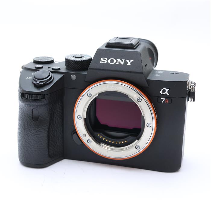 外観状態:並品 マップ保証期間:12ヵ月 付属品など:バッテリー・ACアダプター・USB-Cケーブル　※チャージャー欠品の為、お買い求めやすくなっております。【ココがポイント！】本機は、35mmフルサイズ裏面照射型CMOSイメージセンサーExmor Rを搭載し、有効約4240万画素ならではの解像力と、低感度時約15ストップの広いダイナミックレンジや最高ISO32000（拡張102400）まで拡大した感度特性を備え、高い解像感と低ノイズ、広いダイナミックレンジを両立しています。また、α7シリーズとして初めて独自のAFシステム4Dフォーカスに対応し、AF/AE追従　最高約10コマ/秒の高速連写を実現します。プロフェッショナルやハイアマチュアの高いレベルの撮影要求に応え、動きの感じられるポートレートをはじめ、精緻な風景描写や飛び立つ野鳥を捉えるなど、高画質・高速性能を生かして幅広いシーンでその威力を発揮します。◎点検スタッフからのコメント【おすすめ ポイント】専門の修理会社にて以下のメンテナンスを行いました。・液晶モニター部品交換・前面グリップゴム部品交換・USB端子カバー部品交換・各部点検済プロによる整備と各部点検を済ませた商品となりますので、安心してご使用いただける商品です。【外観】スレ・キズ、テカリ、塗装剥がれ、打痕、アタリキズがあります。撮影に支障のない実用に適した並品です。【機能面・操作】各部動作良好です。【その他】チャージャー欠品の為、お買い求めやすくなっております。※お求めの後2週間以内の初期不良はご返品可能です。#260715-n
