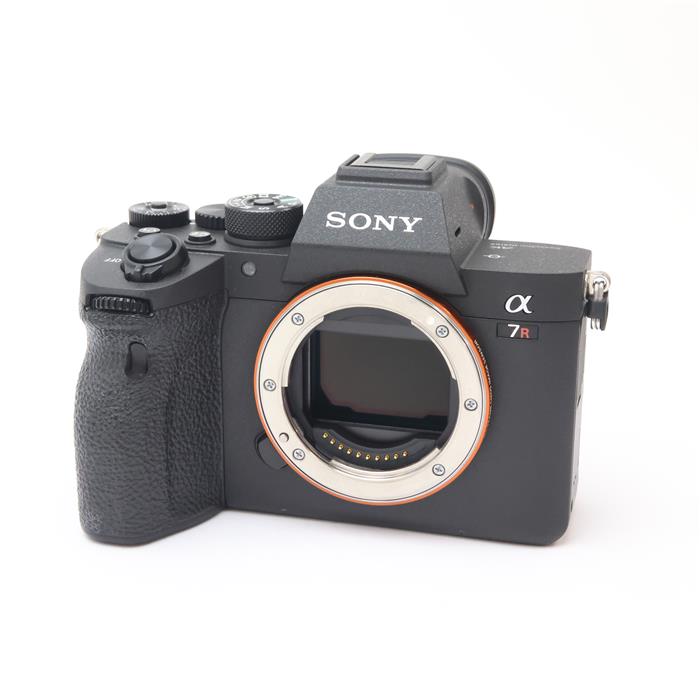 外観状態:並品 マップ保証期間:12ヵ月 付属品など:元箱・ストラップ・バッテリー・チャージャー・ACコード・USB-Cケーブル・ケーブルプロテクター【ココがポイント！】世界初、有効約6100万画素の新開発35mmフルサイズCMOSイメージセンサー搭載α史上最高の解像性能と階調性を実現した、高性能AFで最高約10コマ/秒の高速連写が可能なフルサイズミラーレス一眼カメラ『α7R IV』は、新開発の有効約6100万画素CMOSイメージセンサーと、最新の画像処理エンジンBIONZ XおよびフロントエンドLSIの搭載により、高い解像力と豊かな階調性能を実現しながら、最高ISO32000（拡張102400、静止画時）までの高い感度性能も備えます。カメラ内部の振動が生じないサイレント撮影機能や最高5.5段ボディ内5軸手ブレ補正機能、ピントの山をつかみやすい高精細な約576万ドットUXGA OLED Tru-Finderなど、高い解像性能を最大限に引き出す基本性能を搭載し、プロフェッショナルの撮影を強力にサポートします。◎点検スタッフからのコメント【おすすめ ポイント】専門の修理会社にて以下のメンテナンスを行いました。・コントロールホイールスイッチ部品交換・上面外装カバー部品交換・各部点検済プロによる整備と各部点検を済ませた商品となりますので、安心してご使用いただける商品です。【外観】スレ・キズ、テカリ、ヨゴレ、塗装剥がれ、留めネジにサビがあります。撮影に支障のない実用に適した並品です。【機能面・操作】各部動作良好です。※お求めの後2週間以内の初期不良はご返品可能です。#260817-n