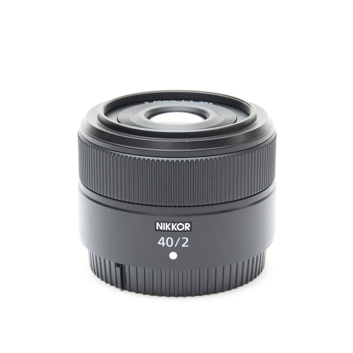 外観状態:良品 マップ保証期間:12ヵ月 付属品など:レンズフロントキャップ・レンズリアキャップ【ココがポイント！】ボケを活かした表現が気軽に楽しめる、コストパフォーマンスの高い、フルサイズ対応 小型・軽量 単焦点レンズ焦点距離40mmの汎用性が高い画角で自然なボケを楽しめる、標準単焦点レンズです。全長約45.5mm、質量約170gの小型・軽量でありながら、開放F値2と明るく、9枚の絞り羽根によって得られる円形に近いボケを活かして、ポートレートなども印象的に表現できます。新開発の小径・高トルクSTM（ステッピングモーター）により、高速・高精度で静粛なAF制御が可能。非沈胴式のため、突然の撮影チャンスにもすばやく対応でき、ポートレートはもちろん、街角のスナップ、最短撮影距離0.29mを活かしたテーブルフォトまで、多彩なシーンで活躍します。◎点検スタッフからのコメント【外観】丁寧に使用されており、全体的に綺麗な状態です。【機能面・操作】各部動作良好です。安心してお使いいただけます。※お求めの後2週間以内の初期不良はご返品可能です。#260826-n