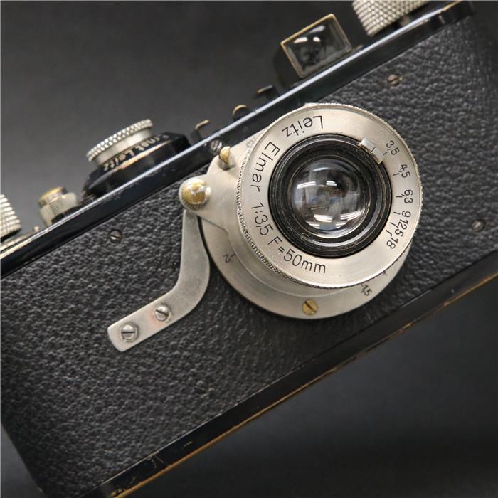外観状態:良品 マップ保証期間:6ヶ月保証 付属品など:レンズフロントキャップ【ココがポイント！】1925年から作られたライカA型は35mmカメラの祖です。35mmカメラとして認識しているベーシックな機能の全ての要素をバランス良くまとめて、使いやすいカメラとして成立し現れました。どのカメラよりも小型で、シャッターとフィルム巻き上げが可能なセルフコッキングの36枚撮り、両手で保持しアイレベルでの撮影が基本になり、三脚などに縛られない自由なアングルが活用でき、あらゆるフィールドの撮影エリアを拡大しました。約11年間作られたため、多くのバリエーションがあります。ショット社製のレンズ硝材を使い、旧エルマーから設計変更を行ったエルマーが付いています。オスカー・バルナック(Oskar Barnack)が造ったオリジナルライカの良さをご堪能いただける逸品です。◎点検スタッフからのコメント【外観】経年なりの使用感がありますが、丁寧に使い込まれています。【機能面・操作】巻き上げ動作にザラツキがあります。【光学系】レンズ/ファインダーに薄クモリがあります。【その他】純正のレンズフロントキャップが付属致します。※お求めの後1ヶ月以内の初期不良はご返品可能です。#230815-n