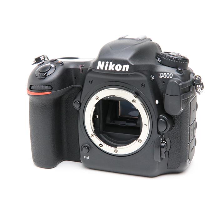 外観状態:良品 マップ保証期間:12ヵ月 付属品など:バッテリー（Li-ion20）・チャージャー【ココがポイント！】「D500」は、「D5」と同等の新世代の153点AFシステムを搭載。約10コマ/秒の高速連続撮影時にも確実に被写体を捕捉します。また、新画像処理エンジン「EXPEED 5」と新開発のニコンDXフォーマットCMOSセンサーの採用で、静止画、動画ともに常用感度ISO 100~51200の広い感度域で高画質を実現しています。さらに、プロフェッショナルのニーズに応える 4K UHD（3840×2160）動画や、カメラとスマートデバイスをシームレスにつなぐアプリ「SnapBridge」にも対応。撮影可能コマ数を向上させる「D500」用のマルチパワーバッテリーパック「MB-D17」（別売）も新たに発売します。◎点検スタッフからのコメント【おすすめ ポイント】専門の修理会社にてコンディションチェックを済ませた安心してご使用いただける商品です。【外観】僅かなスレ、若干のキズ、若干のテカリがありますが全体的に良好な状態です。【機能面・操作】各部動作良好です。安心してお使いいただけます。【その他】液晶パネル若干のキズ、上面液晶パネル僅かなキズがありますが、撮影に影響の無い範囲です。※お求めの後2週間以内の初期不良はご返品可能です。#260824-n