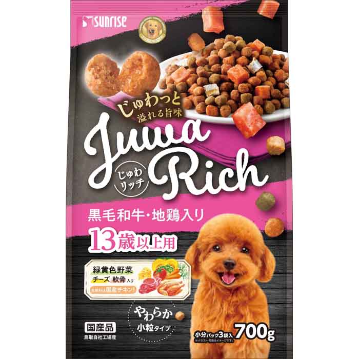 国産チキンを主原料に使用し、独自製法でじゅわっと溢れる旨みのやわらか小粒に仕上げ、圧倒的な美味しさを実現したフードです。13歳以上の愛犬の健康維持に配慮して、ビタミンE・B12を強化(成犬用比 約200％)した彩り豊かなフードです。【給与方法】・パッケージ記載の表を目安に、1日分を1〜2回に分けてお与えください。・愛犬の健康維持に必要な栄養がバランスよく含まれていますので、毎日の食事は本製品と水だけで十分です。・新鮮な水をたっぷりと用意し、いつでも飲めるようにしてあげてください。・今までの食事に本製品を少量混ぜ、徐々に量を増やしながら1〜2週間を目安に切り替えてください。消化吸収されやすいので便が少なくなることがあります。・急に新しい食事に切り替えると、便がゆるくなることがあります。【原材料】肉類(チキンミール、ビーフミール、黒毛和牛、地鶏、軟骨等)、糠、豆類、小麦粉、脱脂米糠、パン粉、糖類、油脂類、魚介類(にぼし等)、乳類(チーズ等)、麺、食物繊維、いも類、野菜類(にんじん、ブロッコリー、トマト、かぼちゃ等)、グルコサミン(カニ由来)、サメ軟骨抽出物(コンドロイチンを含む)、増粘安定剤(グリセリン)、ミネラル類(リン酸カルシウム、炭酸カルシウム、塩化カリウム、硫酸マグネシウム、塩化ナトリウム、硫酸鉄、炭酸亜鉛、硫酸銅、炭酸マンガン、ヨウ素酸カルシウム)、品質保持剤(プロピレングリコール)、保存料(ソルビン酸カリウム)、ビタミン類(コリン、C、E、ニコチン酸、パントテン酸、A、B6、B1、B2、B12、葉酸、D)、アミノ酸類(L-リジン塩酸塩)、pH調整剤、着色料(二酸化チタン、黄4、赤40、青1)、酸化防止剤(エリソルビン酸ナトリウム、ミックストコフェロール、ローズマリー抽出物)、香料【保証成分】たん白質15.0％以上、脂質7.5％以上、粗繊維3.0％以下、灰分8.0％以下、水分30.0％以下【エネルギー】300kcal/100g【メーカー名】株式会社マルカン【原産国または製造地】日本【諸注意】・本商品は犬用です。・子供が誤食しないように、子供の手の届かないところに保管してください。・子供がペットに与えるときは安全のため大人が監視してください。・商品1袋の総重量で内容量を管理しておりますので、小分け1パックの重量にバラつきが生じる場合がございます。・小分けパックの中で粒同士がくっついて固まりになることがありますが、品質には問題ございません。固まっている場合はほぐしてお与えください。・給餌量の目安をお守りください。・保存条件によってはニオイが強くなったり色や硬さが多少異なる場合がございますが、品質には問題ございませんので安心してお与えください。・まれに体調や体質に合わない場合もあります。何らかの異常に気づかれたときは与えるのをやめ、早めに獣医師に相談することをおすすめいたします。・にぼしは、色・形・大きさに多少のバラつきがありますが品質には問題ございません。・まれに原料由来の微細な白色や茶色の小片が粒の表面に見えることがありますが、品質には問題ございません。・製品の酸化を防ぎ品質を保つため、脱酸素剤を封入しています。開封後は効果が無くなりますので、誤食を防ぐため先に捨ててください。