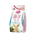 ・ウサギ用主食。・5歳までの維持期用。・毎日のごはんで、お腹から健康ケアをはじめよう。・ウサギの腸の健康を考え16種35株の乳酸菌・ビフィズス菌、ビール酵母、オリゴ糖を配合。・グルテンフリー。・保存料・着色料・発色剤不使用。・ブロッコリースプラウト、アマニ配合。・3種の牧草(チモシー、アルファルファ、クレイングラス)を使用。・適度な硬さ＆長さのある豊富な繊維で毛球ケア。・よく噛むことで歯の伸び過ぎも防止します。【原材料】牧草(チモシー、アルファルファ、クレイングラス)、コーンフラワー、脱脂大豆、リンゴ、おから、脱脂米糠、食物繊維(リグノセルロース)、ビール酵母、アマニパウダー、植物油脂、オリゴ糖、ブロッコリースプラウト、善玉菌生産物質(乳酸菌、ビフィズス菌含有)、調味料、ミネラル類(カルシウム、ナトリウム)、ビタミン類(B1、B2、B6、B12、C、E、ナイアシン、パントテン酸)、pH調整剤【保証成分】粗たん白質13.0％以上、粗脂肪2.5％以上、粗繊維17.0％以下、粗灰分8.0％以下、水分14.0％以下、カルシウム0.55％以上、リン0.3％以上【エネルギー】340kcal/100g【メーカー名】ドギーマンハヤシ株式会社【原産国または製造地】日本