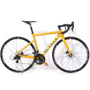 (【2022最終特価】 ROADBIKE)【230820point_camp】(適正身長165cm)(適正身長170cm)(new220302mall) ■DE ROSA (デローザ)ウーゴ・デローザが1953年興たイタリアンバイクブランド。コルナゴと仲違いしたエディー・メルクスを支 えたフレーム職人として名を馳せる。現在では3人の息子達とカーボン、クロモリ、チタンとあらゆる素材から フレームを生み出している。またフレームに描かれるハートのビジュアルアイデンティティはあまりにも有名。■KERMESSE ケルメッセ CHORUS 12S サイズ49SL（165.5-170.5cm） ロードバイクベルギー各地の都市部で開催されるクリテリウムレースに由来する名を持つアルミレーシングバイク。レーシングブランド「DE ROSA」のカスタムモデル専用ラインで生産されるモデルです。スカンジウム添加アルミニウム製のチューブを組み合わせ、ドロップシートステイによるコンパクトなリアトライアングルなどによりクイックなハンドリングとダイレクトな加速感を重視。コンポーネントはカンパニョーロのCHORUS。独特なオーラを纏い、それを裏切らない爆発力を持つ一台です。 ■スタッフおすすめポイントレーシングブランドであるデローザが作り上げたピュアレーシングアルミバイク。ディスクブレーキの制動力を生かして一気に減速、クイックなハンドリングによって素早く向きを変え、圧倒的な加速力で立ち上がる。そんな走りが見た目からも伝わってくるような、アグレッシブな一台です。・コンポーネント Campagnolo自転車選手だったトゥーリョ・カンパニョーロが1901年に創業したイタリアの老舗コンポーネントメーカー。高級感あふれ、感覚に訴えるエモーショナルな操作感を持ったグループセット（コンポーネント）が魅力。実用性や高性能を重視するなら、『SHIMANO』。デザイン性や、独自の感性を優先するなら『Campagnolo』と言われる趣味性の高いコンポーネントブランドです。・CHORUS（コーラス）機械式と電子式（EPS）が用意されているミドルグレード。レコード、スーパーレコードと比べカーボン仕様の割合は低くなります。変速性能においては上位コンポーネントとの性能差はなく、主な違いは重量となります。コストパフォーマンスに優れたコンポーネントセット。 ■クリンチャーホイール経済的でメンテナンス性に優れる規格経済的でメンテナンス性に優れる規格タイヤをリム内側の溝に引っ掛けて取り付けます。タイヤとチューブが別々になっており、パンクした際、チューブの交換のみを行える為、経済的でメンテナンス性に優れています。タイヤやチューブの種類も豊富に用意されているので自分にあったタイヤがみつけやすいのも特徴です。最近はチューブラータイヤの走行性能に迫り、あるいは凌駕するようなクリンチャータイヤも開発されつつあり、ロードレースと違って個人での活動の多いトライアスロンの世界では、トップ選手の間でチューブラーからクリンチャーへスイッチする動きもあるようです。 状態：新品 シートチューブ長(C-T)：490mm サドル高：710mm（写真撮影時の状態）ヘッドチューブ長：128mm トップチューブ長(C-C)：515mm重量：8.12kg 適応身長：165.5-170.5cm ※適応身長の数値はあくまでも目安です。 ■スペックフレーム素材フォーク素材ホイール素材メインコンポーネント ハブリム ■パーツ レバー：Campagnolo CHORUS フロントブレーキ：右前クランク：Campagnolo CHORUS 170mm 50/34T フロントディレーラー：Campagnolo CHORUS バンドφ35 リアディレーラー：Campagnolo CHORUS ブレーキ：Campagnolo CHORUSスプロケット：Campagnolo CHORUS 11-29T 12S ハンドル(C-C) mm：FSA K-FORCE 400mmステム(C-C) mm：FSA SL-K 90mm シートポスト ：FSA SL-K サドル：Selle Italia SLRホイール：Fulcrum RACING7 クリンチャー 【240312zaiko5】-