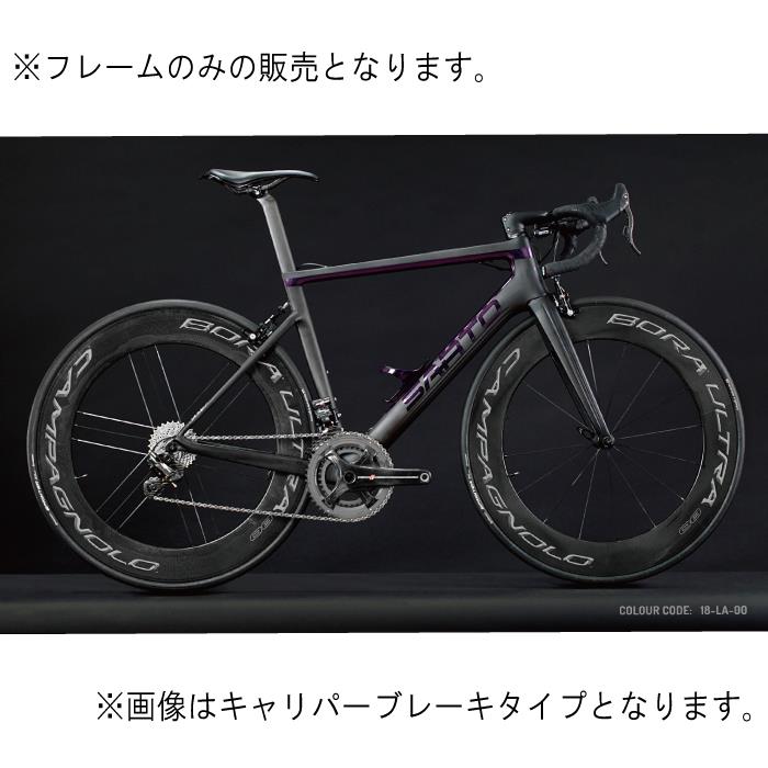 (20180904SARTO)(新品20180904)■状態：新品■商品説明・SARTO (サルト)SARTOは、数多くのプロ選手用スペシャルバイクの製作と一流有名メーカーOEM製作工房として、イタリアをはじめ、全世界のレーシングロードバイク業界では良く知られた、レース界を陰で長年支えてきた総勢16人からなる職人集団。カーボンバイクをおもに得意としているが、チタンやスチールバイクなども幅ひろく手掛け、年間総生産本数は2,500本を誇る。近年は、パラリンピック等で使用される競技用フルカーボンホイールチェアメーカーとしても知られる。デザイン、チューブの加工、ペインティング、安全性のテストまですべての行程をスペシャリストが担当する、100%イタリア製の確かなクオリティブランドです。・LAMPO DISC フレームセット最も速く、最も強力なサイクリストの要求を満たす必要から生まれたLampoはダイレクトマウントとディスクブレーキの両モデルがあります。Sarto Srlのカスタムカーボンフレームは、空気力学的な特徴を剛性と組み合わせてユニークな走りができます。厳しいCFD（Computational Fluid Dynamic）分析により、Lampoを形成するチューブセットのすべてのプロファイルは、空力的観点から最適化されています。この新しいLampoは、特別なチューブシェーピングで構成されたダウンチューブ、フォーク、トップチューブに "トリプルエッジ"技術を使用しています。「トリプルエッジ」技術は、ストライプの周りの気流を制御することを可能にし、空気がより少ない抵抗で流れることができるように、チューブの表面からの外層の分離を遅らせる。この効果は、ゴルフボールのディンプルの効果に非常に類似しています。フォーク、ISOFLOWシートステー、内蔵ケーブル配線、Kammテールエアロプロファイルのシートチューブ、トリプルエッジテクノロジーを統合したダウンチューブは、空気力学の研究から生まれた最も印象的な側面の一部です。Lampoを識別するこれらの特有の特性に加えて、一体化された特大のシートチューブによって強化されたフレームの高い剛性は、エネルギー消散を最小限に抑えます。■スペック・フレーム素材：カーボン・フォーク素材：カーボン・BB規格：PRESS FIT 86・ヘッドチューブ規格：1-1/8 - 1-1/2・ディスクブレーキ専用フレーム・付属品：専用カーボンシートポスト■オーダーオプション項目・カラーを下記よりご選択ください。(必須)【ROSSO DOGE】【BLU OCEANO】【ZAFFERANO】・フレームフルジオメトリオーダー：追加金額￥32,400(税込)・フレーム剛性変更(剛性アップ値が20N/mm以上の場合は要相談)：追加金額￥32,400(税込)・インテグラルシートチューブ仕様(専用シートポスト付)：追加金額￥32,400(税込)※シートポスト付属モデルは差額なし・BB規格変更(BSA/PF386/BB30)：追加金額￥10,800(税込)※標準はPF86・電動/機械式兼用、電動専用ケーブルホール仕様：追加金額￥10,800(税込)※標準は機械式・鏡面クロムメッキ仕上げ＆グラフィックカラーチェンジ：追加金額￥194,400(税込)・フレームカラーチェンジ(パントンコードでのオーダー)：追加金額￥43,200(税込)・フレームアクセント＆カラーチェンジ：追加金額￥86,400(税込)※基本デザインに名前やラインの追加など簡易な場合・フレームグラフィック＆カラーチェンジ(フリーデザイン)：追加金額￥129,600(税込)・DEDA SUPER LEGGERO ハンドルバー(塗装代込)：追加金額￥49680(税込)・DEDA SUPER LEGGERO シートポスト(塗装代込)：追加金額￥36,720(税込)・DEDA SUPER LEGGERO ステム(塗装代込)：追加金額￥28,080(税込)・SARTOオリジナルボトルケージ：追加金額￥14,040(税込)・SARTO PURAPELLE サドル(オールカーボン＆レザートップ)：追加金額￥91,800(税込)・SARTO PURA サドル(オールカーボン)：追加金額￥73,440(税込)※オプションご希望の場合には備考欄へご記載ください。(カラー選択は必須)ご注文確定後に弊社側にて金額を修正の上、ご変更のお手続きを致します。■特記事項(重要)・全てのSARTO製品は受注発注のオリジナルオーダーフレームとなります。・納期はご注文後、約4ヶ月前後の予定です。※納期遅延となる場合もございます。・ご注文時に備考欄へご自身の希望サイズ(ジオメトリー)をご記載ください。※ご注文後に弊社より日本代理店側へオーダー希望詳細を連絡させて頂き、メーカー本国とのオーダー情報の交換を開始致します。※メーカー本国との情報交換となりますので、オーダー確定にお時間を頂戴いたします。予めご了承の上、お時間に余裕をもってご注文下さい。