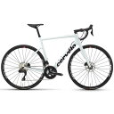 【cervelo231207】【cervelo231230】■状態：新品※サイトの表示が『お取り寄せ（or取寄）』の商品にきましては、事前に仕入先様へ在庫、納期の確認を行いますので、お手数ですがご注文の際は事前に当店へ在庫と納期のお問い合わせをお願い致します。■商品説明・cervelo（サーヴェロ）1995年に設立されたカナダトロントに本拠点を構えるcervelo(サーヴェロ)。2人のエンジニア、フィル・ホワイトとジェラルド・ヴルーメンが革新的なタイムトライアルバイクを開発しようと決めたことに遡ります。サーヴェロの名の由来は、イタリア語で頭脳を意味する「cervello」と、フランス語で自転車を意味する「velo」を組み合わせた造語。文字通りそれは 「頭脳を持つバイク」であり、ある思想がインプットされたバイクであるとも言えます。■ Caledonia（カレドニア）Caledonia（カレドニア）はこれまでの「型」にはまらないバイクです。Caledonia（カレドニア）は、cerveloチームが普段行っている"サーズディ ナイトライド"（木曜夜のライド）のメンバーで最初のアイディアが生まれました。サーズデイナイトライドのルートは高速で路面状況も多岐にわたることが多いルートです。より太いタイヤをR5に履かせたいですし、Asperoをより高速仕様にしてこのルートにマッチさせようとしたとき、新しいバイクデザインコンセプトが生まれました。カレドニアはヨハン・ヴァン・スーメレンが2011年のパリ～ルーベで優勝した"R3マッド"に触発されたデザインコンセプトですが、現代のロードライダー向けに最適化されています。ひとたびカレドニアに跨れば、レースだけでなく自転車が本来持っている『ライドの楽しさ』を教えてもらえることでしょう。カレドニアは非常に懐が広く、様々なライダーの要望を叶えてくれることでしょう。安定性と共にスピードと効率を重視するライダー。スピードと効率、そして快適性を重視するライダー。20kmのライドに初めてロードバイクで挑戦するライダー。200kmのライドを目指す生涯アスリート。速さに優れ、かつ用途の広い、その結果、カレドニアは他のモデルにはない魅力的なものに仕上がりましたし、あなたもカレドニアに乗ればすぐにその魅力が分かるはずです。定番のライドのための新しいバイク走行距離が3桁の大台を超えると分かっているなら、バイクはやっぱり"Caledonia"（カレドニア）です。長距離のライドでは、滑らかな舗装路もあれば、脇道のひどい舗装、短いシングルトラックや裏道がつきもので、地域によってはストラーデ・ビアンケばりのエリアがあったりもするでしょう。そこでcerveloは、それらすべてを難なくこなして、130kmの地点でいきなり土砂降りに見舞われたときのためにフェンダーも取り付けられるバイクを作りました。cerveloでは、ロードバイクがエネルギーをつぎ込んでスピードを出すためだけのマシンとは考えていません。それはいわば魂の一部であり、世界観や理想とする暮らしを反映したものなのです。それは公園の芝生を突っ切ることであったり、左側のダートロードがどこに通じているか確かめることだったりします。そんな今どきのサイクリストのためのバイクがCaledoniaです。レースから生まれたバイクバイクをデザインするときは、異なる形の実績あるチューブを集めたライブラリから手をつけます。これらは他のモデルで使ったことのある形で、私たちは剛性や超軽量といったさまざまな長所を把握しているため、より短時間で微調整の段階に進むことができます。Caledoniaの場合は、耐久性があって軽量、かつ空気力学のバランスがとれたバイクを目指していたことから、このタイプのレース用バイクに求められるパフォーマンスを達成できるパッケージを選びました。閃きと洗練をもとめてCaledoniaでは標準の円形バー、ステム、シートポストを採用し、ライダーが妥協せずに自分に合わせた究極のライドを達成することができます。一体型のアクセサリーマウントや目立たない位置に取り付けられたフェンダーマウントで、洗練されたラインをキープ。土砂降りの雨でもライトやコンピュータを持ち運べて、見た目のスピード感も損ないません。速く見えるということは、つまり速いということです。安定感のある心配無用の自信作昨今のロードライダーたちは、長距離をハイペースで、制限されることなく目いっぱい楽しめるバイクを求めています。低弾性のカーボンを主要な部分に使うことで高弾性ファイバーの過剰な剛性を抑えたこのバイクは、繊細さとは無縁です。ライダーの走りを考え抜いたデザインで、34mmのタイヤまたはフェンダー付きで31mmに対応しています。ライド後は「最高」の一言に寝坊、補給食の買い忘れ、メーターの充電ミス、洗濯出来ていないジャージ、何とも言えないジャージの組み合わせ...走りだせばパンク、エネルギー切れでの失速、突然の豪雨...長い長い1日のロングライドの中で、何度「最悪だ」とつぶやいても、ライド後は思わず「最高だ」と。そう思わせてくれる最高の相棒になるでしょう。■エンジニアリング取り外し可能なFDMcerveloのボルトオン式のフロントディレーラーマウントは、強度の高いアルミニウム合金製で、2つの皿ネジでフレームに取付けられます。破損時に簡単に交換できると同時に、新規格が採用された場合には適合させることも可能です。また、1×システムを採用した場合には、フロントディレーラーマウントを完全に取り外すこともできます。エアロケーブルマネージメントcerveloのフレーム、フォーク、ハンドルバー、そして関連するコンポーネントは、ブレーキとシフトコントロールライン（機械式、電動式、油圧式）を風の抵抗を減らす様にしてエアロダイナミクス性能を高めながらも、ユーザビリティやパフォーマンスを損ねません。ジオメトリーcerveloはこれまでの経験を踏まえて、特殊なユースケース、この場合はパリ～ルーベに基づいてハンドリングと快適性の開発を行いました。R-Series とスタック、リーチは同じです。しかしながらチェーンステー長は5mm長くすることでパリ～ルーベのような路面状況下でも快適性を確保します。トレール量を60mm（R-Seriesでは57mm）に延ばし、より安定性を高めています。タイヤ幅は35mmまで対応し、様々な路面状況をこの1台でこなすことができます。剛性cerveloはグラベルカテゴリーの Aspero と剛性が同じになるようにカーボンの積層調整をしました。さらにレースバイクであるというのが根底にあるため、2011年のパリ~ルーベで優勝した"R3マッド"よりも剛性を高めつつも、R-Series よりも剛性を落とすことで、より現代のレースに最適化されています。ユーザビリティ走行距離が3桁の大台を超えるとわかっているライドには、様々な装備が必要なケースが有ります。"Caledonia"（カレドニア）にはフェンダーを取り付けるための穴や、マウントが付属しています。トップチューブ上面にはトップチューブバック等を固定するための「BENTO MOUNT」が設けられています。グラベルモデルの「Aspero」に採用されている「Smartpak 400A」も取付することが可能です。ダウンチューブ上部に設けられたケーブルガイド（R-Series、Aspero 共通部品）も一部改良され、Di2ジャンクションポートがこちらに搭載されます。これもパリ~ルーベのような路面状況下で落車等があった際、バーエンドジャンクションと比べてコンポーネントへのダメージを低減します。 ■スペック・サイズ：48 , 51 , 54 , 56・カラー：METALLIC BLACK ・ GLACIER・フォーク：cervelo All-Carbon, Tapered Caledonia Fork・ヘッドセット：FSA IS2 1-1/8 x 1-1/2・スルーアクスル：cervelo Aero Thru-Axles , 12x100/142・ホイール：Fulcrum Racing 900 DB, 12x100(F)/142(R),28H (F), 28H (R)19mm IW,Center-Lock,Tubeless Ready 対応・タイヤ：Vittoria Zaffiro Pro V G2.0 30c・クランク：Shimano FC-RS520, 50/34T, 12 Speed・クランク長：48サイズ:170mm51サイズ:170mm54サイズ:172.5mm56サイズ:172.5mm・ボトムブラケット：FSA, BBright thread together, 24mm spindle・チェーン：Shimano M7100, 12 speed・フロントディレイラー：Shimano 105, R7150, 12 speed・リアディレイラー：Shimano 105, R7150, 12 speed・カセット（スプロケット）：Shimano 105, 11-34, 12 Speed・シフター：Shimano 105 Di2, R7170, 12 speed・ハンドル：cervelo Alloy48サイズ:380mm51サイズ:400mm54サイズ:420mm56サイズ:420mm・ステム：cervelo Alloy48サイズ:80mm51サイズ:90mm54サイズ:100mm56サイズ:100mm・ブレーキキャリパー：Shimano 105 R7170・ブレーキロータ/サイズ：Shimano SM-RT66 6bolt, 160mm（F/R)・サドル：cervelo Road Saddle・シートポスト：cervelo 27.2 Alloy・付属品：cervelo Faceplate Front Computer/Accessory Mount, Removeable Fender Mount・重量制限：バイクにかかる重さ（ライダー + 装備品）100kgまで ■ジオメトリー■特記事項・商品画像は製品イメージです。予告なく仕様やデザイン等の変更がある場合がございます。予めご了承ください。【240310cervelo_spprice】