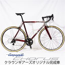 【DEROSA2023オリカン】【230527UGOオリジナル完成車】【230525derosa_ugo】■状態：新品※サイトの表示が『お取り寄せ（or取寄）』の商品にきましては、事前に仕入先様へ在庫、納期の確認を行いますので、お手数ですがご注文の際は事前に当店へ在庫と納期のお問い合わせをお願い致します。※コロナの影響によりただいま世界的に自転車需要が増加しており、自転車本体、自転車部品の在庫、供給不足が続いております。その為当初ご案内した納期から遅れることもございますので予めご了承ください。また仕入先様からの供給量も従来以上に減る可能性もありますので、お早めのご購入検討をおすすめいたします。■クラウンギアーズオリジナル完成車本来メーカーからフレームセットのみで展開している商品をクラウンギアーズオリジナルパーツ構成で完成車として販売しています。フレームを1から組付けた場合は工賃が発生しますが、こちらは完成車販売なので工賃は発生いたしません。各パーツの価格も抑えられているので大変オススメの商品です。■商品説明・DE ROSA（デローザ）ウーゴ・デローザが1953年興したイタリアンバイクブランド。コルナゴと仲違いしたエディー・メルクスを支えたフレーム職人として名を馳せる。現在では3人の息子達とカーボン、クロモリ、チタンとあらゆる素材から フレームを生み出している。またフレームに描かれるハートのビジュアルアイデンティティはあまりにも有名。・U-GO RED CHORUS 12S ロードバイクUgo De Rosaの手によってレーシングフレームとして生を受け、現代においても誕生当時と変わらぬ製法や手順で組み上げられるTITANIO。その中でもオーバーサイズのダブルバテッドチューブ採用による剛性と密度感に優れるペダリングフィールを持ち、パワーのあるライダーに好まれる「TITANIO Solo」をベースに作られたDE ROSA 70周年記念モデル。スペシャルなカラーリングとヘッドチューブに輝く70th記念エンブレムが特徴です。■各種サイズ選択制こちらの商品は各種サイズを選択して頂く必要がございます。ご注文時に下記をご選択の上、備考欄にご記載ください。※在庫状況により、指定のサイズがご用意出来かねる場合がございます。1.フレームサイズ47 / 49 / 51 / 532.ハンドル幅(mm)360 / 380 / 400 / 4203.ステム長(mm)70 / 80 / 90 / 100 / 110 / 120 / 130 / 1404.クランク長(mm)165　/　170　/　172.5　/　175 5.歯数（T）48x32 　/　50x34　/　52x36 6.スプロケット11-29T　/　11-32T 　/　11-34T　7.タイヤカラーオールブラック / スキンサイド■フレームセットスペック・フレーム材質：チタン(Reynolds 3.25 triple butted Oversize)・フォーク材質：カーボン　・重量（フレーム+フォーク）：2130g（サイズ53 with BR 54 実測値）　・Fメカ：バンドΦ31.8mm　・シートポスト径：27.2mm　・BB：BB ITA (70mm)■パーツスペック・ハンドル：FSA GOSSAMER　Compact・ステム：FSA GOSSAMER・シートポスト：DE ROSA・ボトムブラケット：RECORD OUTBOARD CUPS UT EPS ITA・フロントホイール：Campagnolo ZONDA C17 BLK・リアホイール：Campagnolo ZONDA C17 BLK UD・タイヤ：VELOFLEX Corsa Evo 25mm・シフター：CHORUS ERGOPOWER・クランク：CHORUS CARBON・フロントディレイラー：CHORUS US・リアディレイラー：CHORUS 12S・スプロケット：SUPER RECORD 11-29T　/　11-32T 　/　11-34T　　・チェーン：CHORUS・ブレーキキャリパー：CHORUS Dual・サドル：Selle Italia Model X Green S.F. Fec L※在庫状況によりパーツが変更になる場合がございます。■ジオメトリ■特記事項・商品画像は製品イメージです。予告なく仕様やデザイン等の変更がある場合がございます。予めご了承ください。【240312zaiko5】【240422shimano】