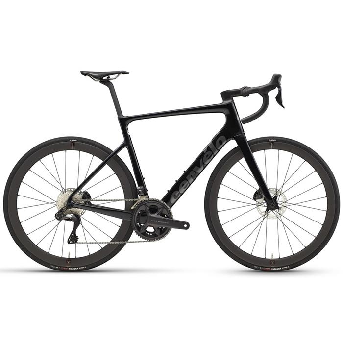 【cervelo231207】【cervelo231230】※※※　cerveloは対面販売となります　※※※お手数ですが店頭にてお受取をお願い致します。■状態：新品※サイトの表示が『お取り寄せ（or取寄）』の商品にきましては、事前に仕入先様へ在庫、納期の確認を行いますので、お手数ですがご注文の際は事前に当店へ在庫と納期のお問い合わせをお願い致します。■商品説明・cervelo（サーベロ）1995年に設立されたカナダトロントに本拠点を構えるcervelo(サーヴェロ)。2人のエンジニア、フィル・ホワイトとジェラルド・ヴルーメンが革新的なタイムトライアルバイクを開発しようと決めたことに遡ります。サーヴェロの名の由来は、イタリア語で頭脳を意味する「cervello」と、フランス語で自転車を意味する「velo」を組み合わせた造語。文字通りそれは 「頭脳を持つバイク」であり、ある思想がインプットされたバイクであるとも言えます。・CALEDONIA-5（カレドニア5）定番のライドのための新しいバイク走行距離が3桁の大台を超えると分かっているなら、バイクはやっぱり"Caledonia"（カレドニア）です。長距離のライドでは、滑らかな舗装路もあれば、脇道のひどい舗装、短いシングルトラックや裏道がつきもので、地域によってはストラーデ・ビアンケばりのエリアがあったりもするでしょう。そこでcerveloは、それらすべてを難なくこなして、130kmの地点でいきなり土砂降りに見舞われたときのためにフェンダーも取り付けられるバイクを作りました。レースから生まれたバイクより速いハンドリングがいいとは限りません。ハンドリングは特定の使用事例に基づいてデザインされており、この場合はパリ～ルーベです。パリ～ルーベは毎年行われるどのレースよりもバイクへの負担が大きく、勝利するだけでなく完走する為にもライダーは少しのミスも許されません。そこでcerveloは、リアセンターを上げて（去年のレースで使われたR3と比較してみてください）、BBを下げ、トレイルを上げました。高速域に対応するハンドリング性能はそのままに、石畳の様な不安定な路面での安定性を高めました。エンジニアリングエアロケーブルマネージメントcerveloのフレーム、フォーク、ハンドルバー、そして関連するコンポーネントは、ブレーキとシフトコントロールライン（機械式、電動式、油圧式）を風にさらされない様にしてエアロダイナミクス性能を高めながらも、ユーザビリティやパフォーマンスを損ねません。パフォーマンスフィットケーブル類を内装するためのCaledoniaの専用設計ステムと、2種類の高さのベアリングトップキャップ（22mm or 7mm）はより幅広いポジションを提供します。スタックはヘッドセットスペーサー部分を22mmトップキャップと、最大40mmの分割式スペーサーを使用することでC3と同じ高さまで、7mmトップキャップとゼロスペーサーを使用することでR3と同じ低さを実現します。ジオメトリーcerveloはこれまでの経験を踏まえて、特殊なユースケース、この場合はパリ～ルーベに基づいてハンドリングと快適性の開発を行いました。R-Series とスタック、リーチは同じです。しかしながらチェーンステー長は5mm長くすることでパリ～ルーベのような路面状況下でも快適性を確保します。トレール量を60mm（R-Seriesでは57mm）に延ばし、より安定性を高めています。タイヤ幅は35mmまで対応し、様々な路面状況をこの1台でこなすことができます。剛性cerveloはグラベルカテゴリーの Aspero と剛性が同じになるようにカーボンの積層調整をしました。さらにレースバイクであるというのが根底にあるため、2011年のパリ～ルーベで優勝した"R3マッド"よりも剛性を高めつつも、R-Series よりも剛性を落とすことで、より現代のレースに最適化されています。ユーザビリティ走行距離が3桁の大台を超えるとわかっているライドには、様々な装備が必要なケースが有ります。"Caledonia"（カレドニア）にはフェンダーを取り付けるための穴や、マウントが付属しています。ダウンチューブ上部に設けられたケーブルガイド（R-Series、Aspero 共通部品）も一部改良され、Di2ジャンクションポートがこちらに搭載されます。これもパリ～ルーベのような路面状況下で落車等があった際、バーエンドジャンクションと比べてコンポーネントへのダメージを低減します。■パーツスペック・サイズ：48 , 51 , 54 , 56・カラー：Glacier・Five Black・フォーク：cervelo All-Carbon, Tapered Caledonia-5 Fork・ヘッドセット：FSA IS2 1-1/4 x 1-1/2・スルーアクスル：cervelo Aero Thru-Axles , 12x100/142・ホイールリム：Reserve 40/44mmTubeless Ready対応リム内幅：25.5mm IW (F),25mm IW (R),ハブ：ZIPP 176, 24h (F), 24h (R),ブレーキロータ固定方式：Center-Lock,・タイヤ：Vittoria Rubino Pro TLR G2.0 28c・クランク：Shimano Ultegra 8100 52/36・クランク長48サイズ:165mm51サイズ:170mm54サイズ:172.5mm56サイズ:172.5mm・ボトムブラケット：FSA, BBright thread together, 24mm spindle・チェーン：Shimano CN-M8100, 12 spd・フロントディレイラー：Shimano Ultegra Di2 8150, 12 spd・リアディレイラー：Shimano Ultegra Di2 8150, 12 spd・カセット（スプロケット）：Shimano Ultegra CS-R8100, 12 spd, 11-34・シフター：Shimano Ultegra Di2 8170, 12 spd・ハンドル：cervelo Carbon HB1348サイズ:380mm51サイズ:400mm54サイズ:420mm56サイズ:420mm※正規販売店にて新車ご注文時に標準設定の幅からご希望の幅へ26,950円(税込)でサイズ変更を承ります。・ステム：cervelo ST32 AL Stem48サイズ:80mm51サイズ:90mm54サイズ:100mm56サイズ:100mm※正規販売店にて新車ご注文時に標準設定の長さからご希望の長さ（80～130mm）へ8,800円(税込)でサイズ変更を承ります。・ブレーキキャリパー：Shimano Ultegra 8170 Hydraulic Disc・ブレーキロータ/サイズ：Shimano RT-MT800, 160mm（F/R)・サドル：Prologo Dimension TiRox・シートポスト：cervelo SP24 Carbon48,51サイズ：0mmオフセット54,56サイズ：15mmオフセット・付属品：cervelo Faceplate Front Computer/Accessory Mount, cervelo Rear Accessory Mount, Removeable Fender Mounts・重量制限：バイクにかかる重さ（ライダー + 装備品）100kgまで■特記事項・商品画像は製品イメージです。予告なく仕様やデザイン等の変更がある場合がございます。予めご了承ください。【240310cervelo_spprice】