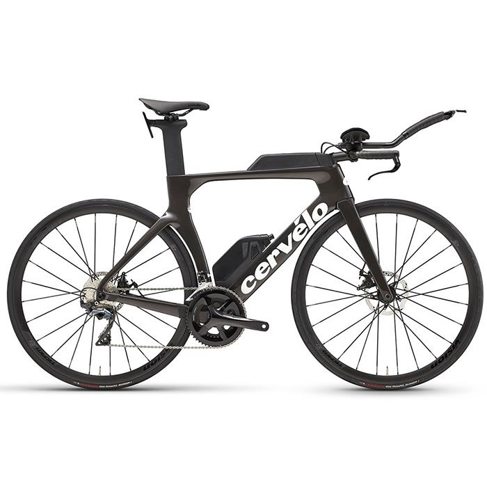 【cervelo231207】【cervelo231230】■状態：新品※サイトの表示が『お取り寄せ（or取寄）』の商品にきましては、事前に仕入先様へ在庫、納期の確認を行いますので、お手数ですがご注文の際は事前に当店へ在庫と納期のお問い合わせをお願い致します。■商品説明・cervelo（サーベロ）1995年に設立されたカナダトロントに本拠点を構えるcervelo(サーヴェロ)。2人のエンジニア、フィル・ホワイトとジェラルド・ヴルーメンが革新的なタイムトライアルバイクを開発しようと決めたことに遡ります。サーヴェロの名の由来は、イタリア語で頭脳を意味する「cervello」と、フランス語で自転車を意味する「velo」を組み合わせた造語。文字通りそれは 「頭脳を持つバイク」であり、ある思想がインプットされたバイクであるとも言えます。・P Disc 105 R7020 11S トライアスロン・TTバイク人も、マシンも、スピードはいつも本物。もっと速く、限界より速く、ライバルより速く - そのスピードを実現するために。補給食の収納スペースのような些細なこと、エアロ性能を高めるような大きなこと、これらすべてのこと。あらゆる可能性を信じ、あらゆる箇所を調べ、あらゆる方法を試す。cerveloは、スピード、ストレージ、価値、そして快適さを求めるアスリート向けに、レースのための新型Pシリーズを開発。A地点からB地点までより速く移動することを目指した一切無駄のないマシン、Pシリーズは、よりすぐれたエアロダイナミクス、剛性、快適性が特長です。デザインのキーワードは 「 鍛錬 」、「 集中 」、「 スタイル 」、「 自信 」。ぺダルを踏むたびに、人とマシンが風を切って素早く前に進む感覚を味わうことができ、そのエネルギーから勝利につながる走りを引き出します。用途：タイムトライアル、ショート＆ロングディスタンストライアスロン栄光に向かってひた走る「妥協を許さない」マシンなら、自己最速の走りも納得。新型Pシリーズは、P3を上回る剛性、軽量性、エアロダイナミクス性能が特長。つまり、P3よりも速いマシン。けれども、スピードがすべてではありません。アスリートそれぞれに対応する柔軟も備えています。サイクリストはフィットやコックピット、ライドエクスペリエンスをカスタマイズすることができます。エアロと収納の両立ロングディスタンスでもスプリントレースでも、Pシリーズなら必要なものをしっかりと運ぶことができます。500mlのエアロウォーターボトル、400mlのトップチューブストレージ（シリコン製ベント―ボックス）、標準装備の一体型リアハイドレーションマウントなど、さまざまな工夫でアスリートの勝利をサポートします。「エネルギーを効率的に」「ナローはエアロ」という前提をくつがえし、新型Pシリーズでは伝説的なP5の開発中に得たあらゆる知見を活かして、剛性と軽量性を高めるだけでなく、抵抗を抑えたプラットフォームを実現。登りでも威力を発揮し、コーナーや下りも自然な走行が可能。あらゆる場面でより速い走りを感じることができます。より広範囲なシートチューブカットアウトシートチューブカットアウトとはシートチューブに施された隙間を最小限にしたカーブを指します。このカットアウトが、リアホイール前面をシールド出来る為、エアロダイナミクス性能が格段に向上します。モジュール式ストレージモジュール式ストレージには、標準装備されているシリコン製のトップチューブバック（ベント―ボックス）や、cerveloのカスタムパーツと市販の認定アクセサリーを採用し、収納のニーズに合わせて完全にカスタマイズが可能。トライアスリートとcerveloバイクのニーズを共に満たすよう設計され、安全性とエアロダイナミクスと言う2つのソリューションを両立しています。エネルギーを無駄をなくバイクへ伝えるフレーム各所に相応しい剛性を設計するには、材質やデザイン等、エンジニアによる様々な考慮が必要です。ボトムブラケットの剛性と全体のねじれ剛性が向上したことにより、ハンドリングと加速がさらに改善されました。・P3 Rimと比べてBB剛性18％向上・P3 Rimと比べてねじれ剛性が全体で30％向上■スペック・サイズ：48 / 51 / 54 / 56・カラー：Black / Deep Blue Sunset ・フォーク：cervelo All-Carbon, Tapered P-Series Fork for Disc・ヘッドセット：FSA IS2 1 x 1-3/8・スルーアクスル：cervelo Aero Thru-Axles, 12x100/142（ネジ式）・ホイール：Vision Team 30TC Disc,24H, centerlock・タイヤ：Zaffiro Pro V G2.0 700x25c・クランク：Shimano FC-RS510, 52/36T, 11 Speedクランク長　48サイズ:165mm　51サイズ:165mm　54サイズ:170mm　56サイズ:170mm・ボトムブラケット：FSA, BBright thread together, 24mm spindle・チェーン：Shimano HG601, 11 speed・フロントディレイラー：Shimano 105, R7000, 11 speed・リアディレイラー：Shimano 105, R7000 SS, 11 speed・カセット（スプロケット）：Shimano 105, 11-30, 11 Speed・シフター：Microshift Alloy BS-A11 11s・ベースバー/エアロバー：Zipp Vuka Alumina Basebar and Extensions・ステム：cervelo Alloyステム長 48サイズ:70mm 51サイズ:70mm 54サイズ:80mm 56サイズ:80mm・ブレーキキャリパー：Tektro Spyre C mechanical・ブレーキレバー：Tektro Spyre C mechanical・ブレーキロータ/サイズ：TRP TR160-25 160mm（F/R)・サドル：cervelo Tri Saddle・シートポスト：cervelo SP23 Seatpost with Ritchey Head・アクセサリー：Metron Hydration Aerobottle 500, Smartpak 400, Adjustable Singe Rear Hydration Mount■ジオメトリ■特記事項・商品画像は製品イメージです。予告なく仕様やデザイン等の変更がある場合がございます。予めご了承ください。【240310cervelo_spprice】