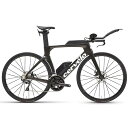 【cervelo2024】【cervelo231209】【cervelo231230】■状態：新品※サイトの表示が『お取り寄せ（or取寄）』の商品にきましては、事前に仕入先様へ在庫、納期の確認を行いますので、お手数ですがご注文の際は事前に当店へ在庫と納期のお問い合わせをお願い致します。※コロナの影響によりただいま世界的に自転車需要が増加しており、自転車本体、自転車部品の在庫、供給不足が続いております。その為当初ご案内した納期から遅れることもございますので予めご了承ください。また仕入先様からの供給量も従来以上に減る可能性もありますので、お早めのご購入検討をおすすめいたします。■商品説明・cervelo（サーベロ）1995年に設立されたカナダトロントに本拠点を構えるcervelo(サーヴェロ)。2人のエンジニア、フィル・ホワイトとジェラルド・ヴルーメンが革新的なタイムトライアルバイクを開発しようと決めたことに遡ります。サーヴェロの名の由来は、イタリア語で頭脳を意味する「cervello」と、フランス語で自転車を意味する「velo」を組み合わせた造語。文字通りそれは 「頭脳を持つバイク」であり、ある思想がインプットされたバイクであるとも言えます。・P Disc 105 R7020 11S トライアスロン・TTバイク人も、マシンも、スピードはいつも本物。もっと速く、限界より速く、ライバルより速く - そのスピードを実現するために。補給食の収納スペースのような些細なこと、エアロ性能を高めるような大きなこと、これらすべてのこと。あらゆる可能性を信じ、あらゆる箇所を調べ、あらゆる方法を試す。cerveloは、スピード、ストレージ、価値、そして快適さを求めるアスリート向けに、レースのための新型Pシリーズを開発。A地点からB地点までより速く移動することを目指した一切無駄のないマシン、Pシリーズは、よりすぐれたエアロダイナミクス、剛性、快適性が特長です。デザインのキーワードは 「 鍛錬 」、「 集中 」、「 スタイル 」、「 自信 」。ぺダルを踏むたびに、人とマシンが風を切って素早く前に進む感覚を味わうことができ、そのエネルギーから勝利につながる走りを引き出します。用途：タイムトライアル、ショート＆ロングディスタンストライアスロン栄光に向かってひた走る「妥協を許さない」マシンなら、自己最速の走りも納得。新型Pシリーズは、P3を上回る剛性、軽量性、エアロダイナミクス性能が特長。つまり、P3よりも速いマシン。けれども、スピードがすべてではありません。アスリートそれぞれに対応する柔軟も備えています。サイクリストはフィットやコックピット、ライドエクスペリエンスをカスタマイズすることができます。エアロと収納の両立ロングディスタンスでもスプリントレースでも、Pシリーズなら必要なものをしっかりと運ぶことができます。500mlのエアロウォーターボトル、400mlのトップチューブストレージ（シリコン製ベント―ボックス）、標準装備の一体型リアハイドレーションマウントなど、さまざまな工夫でアスリートの勝利をサポートします。「エネルギーを効率的に」「ナローはエアロ」という前提をくつがえし、新型Pシリーズでは伝説的なP5の開発中に得たあらゆる知見を活かして、剛性と軽量性を高めるだけでなく、抵抗を抑えたプラットフォームを実現。登りでも威力を発揮し、コーナーや下りも自然な走行が可能。あらゆる場面でより速い走りを感じることができます。より広範囲なシートチューブカットアウトシートチューブカットアウトとはシートチューブに施された隙間を最小限にしたカーブを指します。このカットアウトが、リアホイール前面をシールド出来る為、エアロダイナミクス性能が格段に向上します。モジュール式ストレージモジュール式ストレージには、標準装備されているシリコン製のトップチューブバック（ベント―ボックス）や、cerveloのカスタムパーツと市販の認定アクセサリーを採用し、収納のニーズに合わせて完全にカスタマイズが可能。トライアスリートとcerveloバイクのニーズを共に満たすよう設計され、安全性とエアロダイナミクスと言う2つのソリューションを両立しています。エネルギーを無駄をなくバイクへ伝えるフレーム各所に相応しい剛性を設計するには、材質やデザイン等、エンジニアによる様々な考慮が必要です。ボトムブラケットの剛性と全体のねじれ剛性が向上したことにより、ハンドリングと加速がさらに改善されました。・P3 Rimと比べてBB剛性18％向上・P3 Rimと比べてねじれ剛性が全体で30％向上■スペック・サイズ：48 / 51 / 54 / 56・カラー：Black / Deep Blue Sunset ・フォーク：cervelo All-Carbon, Tapered P-Series Fork for Disc・ヘッドセット：FSA IS2 1 x 1-3/8・スルーアクスル：cervelo Aero Thru-Axles, 12x100/142（ネジ式）・ホイール：Vision Team 30TC Disc,24H, centerlock・タイヤ：Zaffiro Pro V G2.0 700x25c・クランク：Shimano FC-RS510, 52/36T, 11 Speedクランク長　48サイズ:165mm　51サイズ:165mm　54サイズ:170mm　56サイズ:170mm・ボトムブラケット：FSA, BBright thread together, 24mm spindle・チェーン：Shimano HG601, 11 speed・フロントディレイラー：Shimano 105, R7000, 11 speed・リアディレイラー：Shimano 105, R7000 SS, 11 speed・カセット（スプロケット）：Shimano 105, 11-30, 11 Speed・シフター：Microshift Alloy BS-A11 11s・ベースバー/エアロバー：Zipp Vuka Alumina Basebar and Extensions・ステム：cervelo Alloyステム長 48サイズ:70mm 51サイズ:70mm 54サイズ:80mm 56サイズ:80mm・ブレーキキャリパー：Tektro Spyre C mechanical・ブレーキレバー：Tektro Spyre C mechanical・ブレーキロータ/サイズ：TRP TR160-25 160mm（F/R)・サドル：cervelo Tri Saddle・シートポスト：cervelo SP23 Seatpost with Ritchey Head・アクセサリー：Metron Hydration Aerobottle 500, Smartpak 400, Adjustable Singe Rear Hydration Mount■ジオメトリ■特記事項・商品画像は製品イメージです。予告なく仕様やデザイン等の変更がある場合がございます。予めご了承ください。