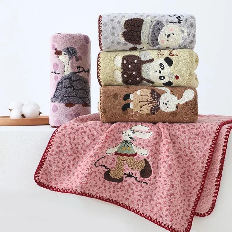 商品説明 商品内容 タオル2枚 素材 コーラルベルベット 生産国 中国 サイズ 約35*75cm ※平置き採寸になります。実際のサイズとは誤差が出る場合がございますので、参考サイズとしてご覧ください。 注意書き ※商品写真は、できる限り現品を再現するように画像処理などの補正を行っておりますが、ご利用のモニターや環境により差異が生じます。予めご了承ください。 ※生地の特性上、多少ニオイがある場合がございますが、日陰干しで数日干していただくか、あるいは数回ご使用していただく間に、 ニオイは気にならなくなります。 ※上記の数値は、実測によるものです。多少の誤差はご容赦ください。 ※仕様は予告なく変更される場合があります。（ご使用に差し支えない程度） その他 ・ご注文後、5営業日以内に配送手続きをいたします。配送作業完了後、5〜9日程度でのお届けとなります。（詳しい納期情報が商品ページにてご確認ください） ?当店でご購入された商品は、原則として、「個人輸入」としての取り扱いになり、中国からお客様のもとへ直送されます。?通関時に関税?輸入消費税が課税される可能性があります。?課税額はご注文時には確定しておらず、通関時に確定しますので、商品の受け取り時に着払いでお支払いください。詳細はこちらご確認下さい。?個人輸入される商品は、全てご注文者自身の「個人使用?個人消費（日本に居住する者に寄贈される物で、当該寄贈を受ける者の個人的な使用に供される場合を含みます。）」が前提となります。第三者への譲渡?転売が法令で禁止されるもの（医薬品、医薬部外品、化粧品等を含みますが、これに限られません。）もございますのでご注意下さい。?一部商品は国内の提携先倉庫から配送されます。?国内配送の商品は国内でのお買い物と同じく消費税が発生いたします。関税はかかりません。