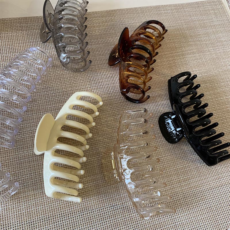 商品説明 商品内容 へアクリップ 素材 ポリエステル?プラスチック 生産国 中国 サイズ フリー:長さ11CM ※平置き採寸になります。実際のサイズとは誤差が出る場合がございますので、参考サイズとしてご覧ください。 注意書き ※商品写真は、できる限り現品を再現するように画像処理などの補正を行っておりますが、ご利用のモニターや環境により差異が生じます。予めご了承ください。 ※生地の特性上、多少ニオイがある場合がございますが、日陰干しで数日干していただくか、あるいは数回ご使用していただく間に、 ニオイは気にならなくなります。 ※上記の数値は、実測によるものです。多少の誤差はご容赦ください。 ※仕様は予告なく変更される場合があります。（ご使用に差し支えない程度） その他 ・ご注文後、5営業日以内に配送手続きをいたします。配送作業完了後、5〜9日程度でのお届けとなります。（詳しい納期情報が商品ページにてご確認ください） ?当店でご購入された商品は、原則として、「個人輸入」としての取り扱いになり、中国からお客様のもとへ直送されます。?通関時に関税?輸入消費税が課税される可能性があります。?課税額はご注文時には確定しておらず、通関時に確定しますので、商品の受け取り時に着払いでお支払いください。詳細はこちらご確認下さい。?個人輸入される商品は、全てご注文者自身の「個人使用?個人消費（日本に居住する者に寄贈される物で、当該寄贈を受ける者の個人的な使用に供される場合を含みます。）」が前提となります。第三者への譲渡?転売が法令で禁止されるもの（医薬品、医薬部外品、化粧品等を含みますが、これに限られません。）もございますのでご注意下さい。?一部商品は国内の提携先倉庫から配送されます。?国内配送の商品は国内でのお買い物と同じく消費税が発生いたします。関税はかかりません。