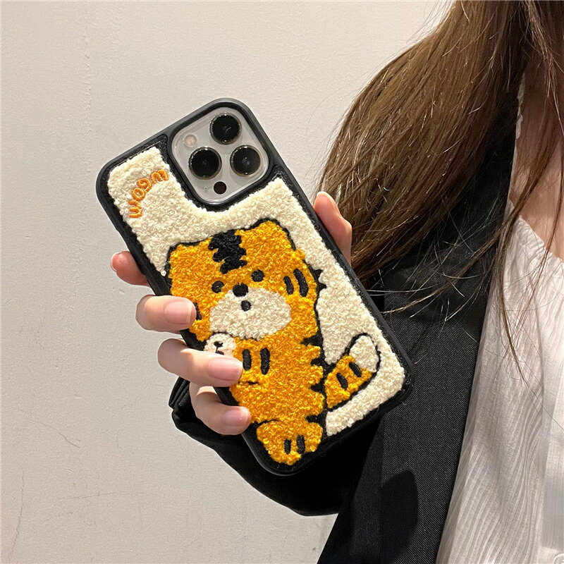 送料無料 iPhone13 ケース 互換品 虎 トラ とら タイガー tiger 秋冬 シープボア 高級感 レンズカバー シンプル アイ…