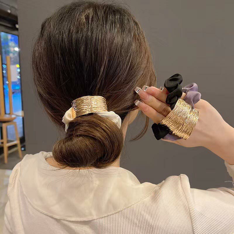 送料無料 シルクヘアゴム ヘアシュシュ 髪留め ヘアアクセサリー ヘアゴム メタル プレート こなれ感 モード 上品 華やか おしゃれ 大人 まとめ髪 アレンジ クリスマス ギフト プレゼント シルク 大人 女性 ヘアポニー ポニーテール 髪留め 高弾性シュシュ 楽天海外通販