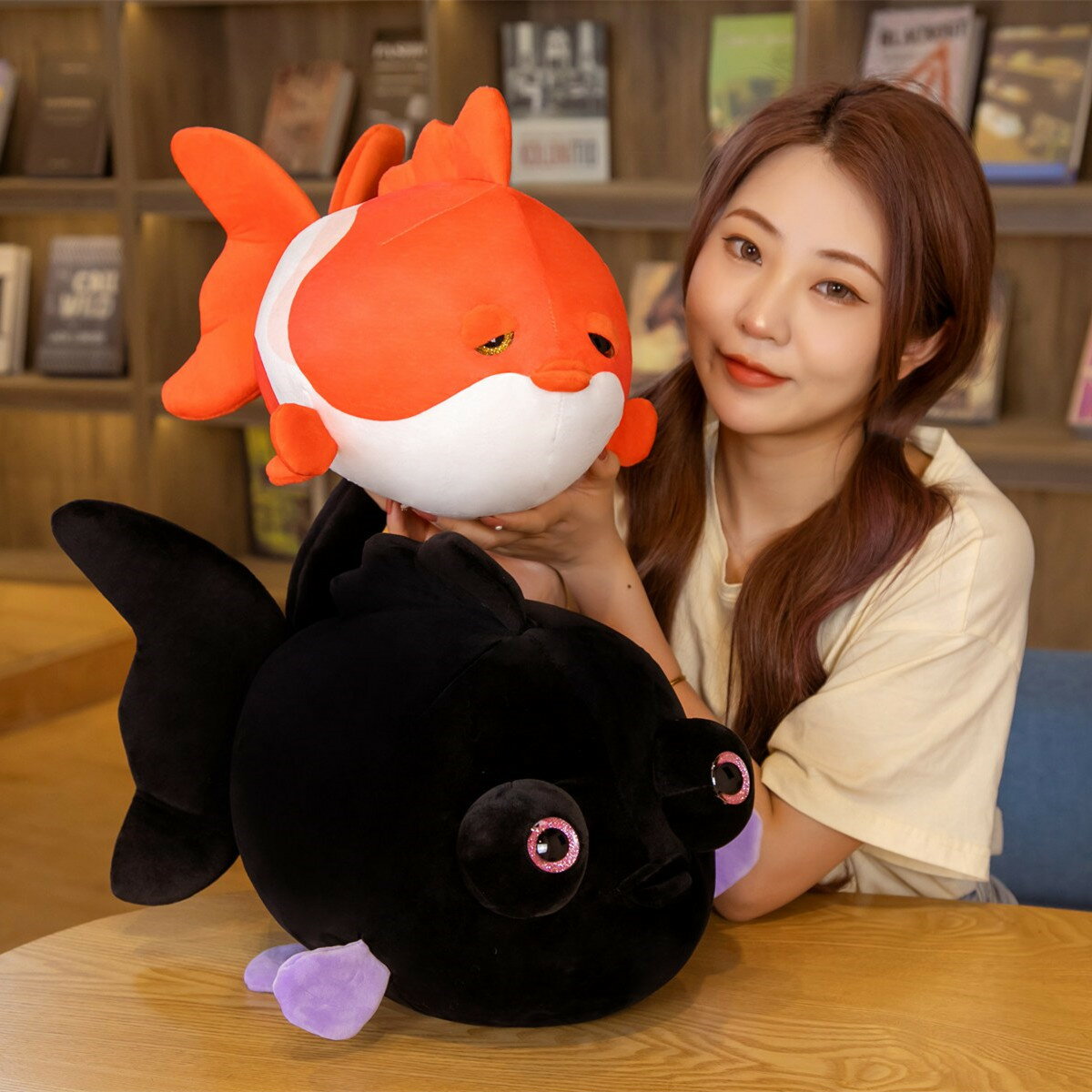 【35cm】送料無料 ぬいぐるみ 全2カラー 金魚 キンギョ きんぎょ きんとと きんうお goldfish 抱き枕 クッション 子供 おもちゃ 動物 可愛い 彼女に ふわふわで癒される 柔らか 心地いい プレゼント ギフト 楽天海外通販