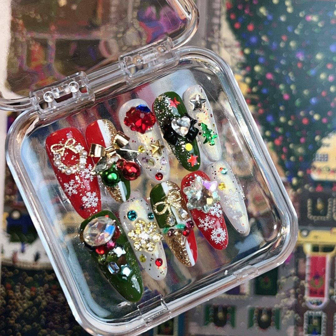 送料無料 ネイルチップ 10枚入り クリスマス風 ラインストーン リボン 雪 鈴 キラキラ スクエア ロング..