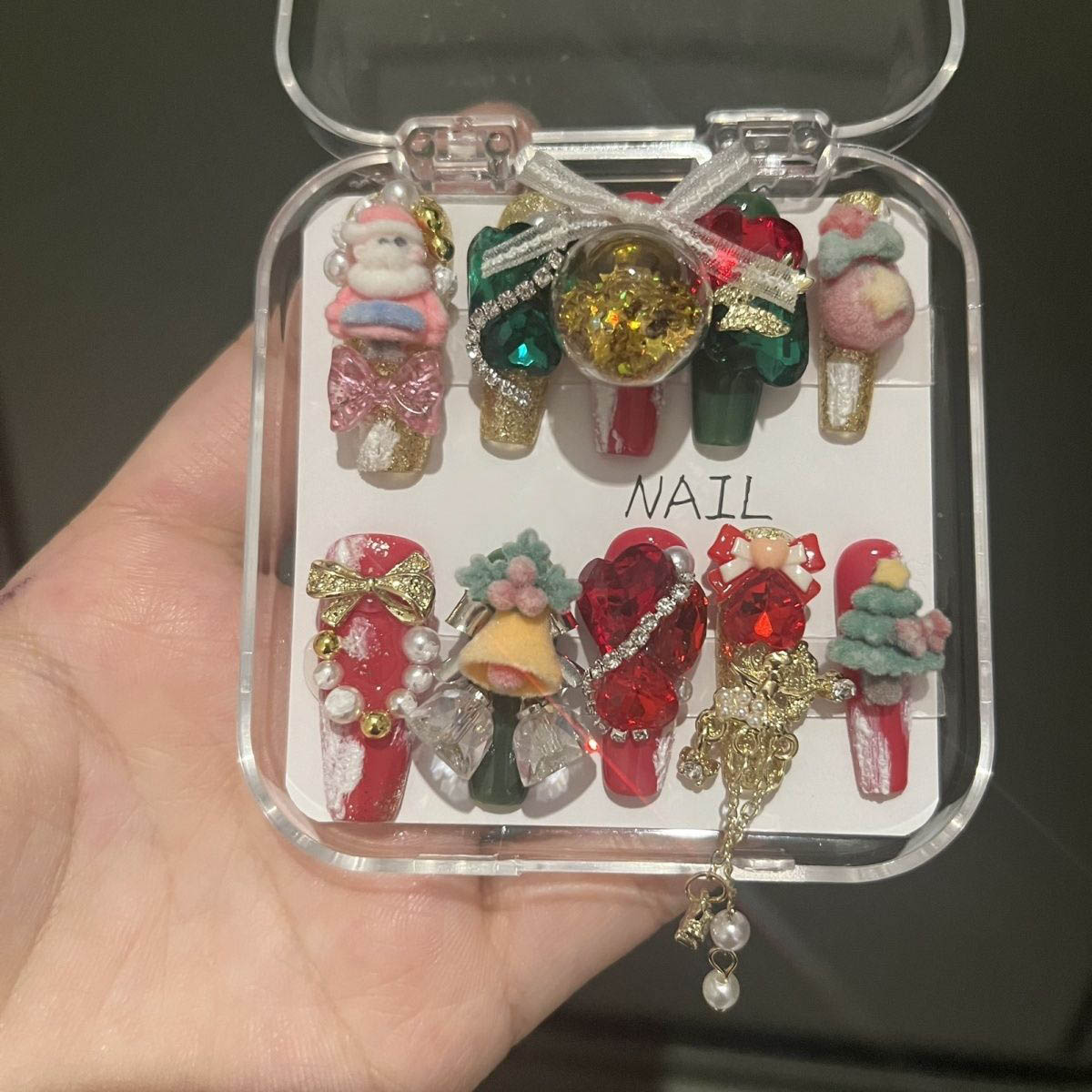 送料無料 ネイルチップ 10枚入り クリスマス風 ラインストーン サンタクロース 雪 キラキラ スクエア ロング 貼るネイル つけ爪 淡い アートチップ デザインチップ 付け爪 プレゼント 結婚式 披露宴 成人式 ウエディング ブライダル ジェルネイル オシャレ 楽天海外通販