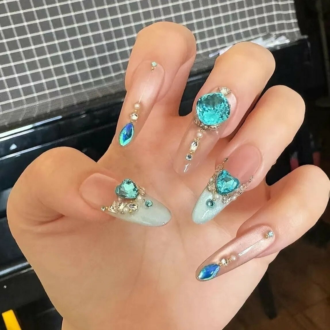 送料無料 ネイルチップ 10枚入り ラインストーン キャッツアイ キラキラ ロング ショート 貼るネイル つけ爪 淡い アートチップ デザインチップ 付け爪 結婚式 披露宴 成人式 ウエディング ブライダル ジェルネイル オシャレ 楽天海外通販