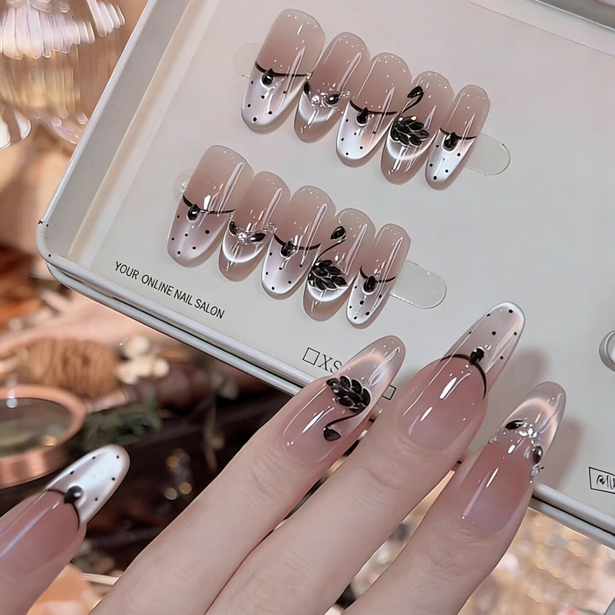 送料無料 ネイルチップ 10枚入り キャッツアイ キラキラ ブラックスワン ロング 貼るネイル つけ爪 淡い アートチップ デザインチップ 付け爪 結婚式 披露宴 成人式 ウエディング ブライダル ジェルネイル オシャレ 楽天海外通販