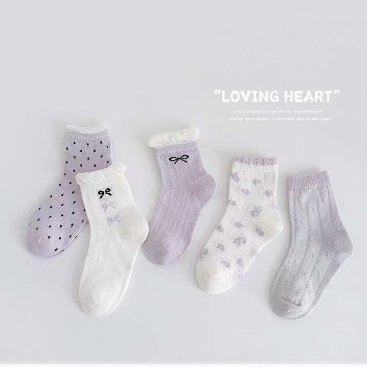 商品説明 商品内容 靴下 素材 ポリエステル 生産国 中国 サイズ 1-4歳　勧め足長12-16cm 5-8歳　勧め足長14-20cm 9-14歳　勧め足長20-22cm ※平置き採寸になります。実際のサイズとは誤差が出る場合がございますので、参考サイズとしてご覧ください。 注意書き ※商品写真は、できる限り現品を再現するように画像処理などの補正を行っておりますが、ご利用のモニターや環境により差異が生じます。予めご了承ください。 ※生地の特性上、多少ニオイがある場合がございますが、日陰干しで数日干していただくか、あるいは数回ご使用していただく間に、 ニオイは気にならなくなります。 ※上記の数値は、実測によるものです。多少の誤差はご容赦ください。 ※仕様は予告なく変更される場合があります。（ご使用に差し支えない程度） その他 ・ご注文後、5営業日以内に配送手続きをいたします。配送作業完了後、5〜9日程度でのお届けとなります。（詳しい納期情報が商品ページにてご確認ください） ?当店でご購入された商品は、原則として、「個人輸入」としての取り扱いになり、中国からお客様のもとへ直送されます。?通関時に関税?輸入消費税が課税される可能性があります。?課税額はご注文時には確定しておらず、通関時に確定しますので、商品の受け取り時に着払いでお支払いください。詳細はこちらご確認下さい。?個人輸入される商品は、全てご注文者自身の「個人使用?個人消費（日本に居住する者に寄贈される物で、当該寄贈を受ける者の個人的な使用に供される場合を含みます。）」が前提となります。第三者への譲渡?転売が法令で禁止されるもの（医薬品、医薬部外品、化粧品等を含みますが、これに限られません。）もございますのでご注意下さい。?一部商品は国内の提携先倉庫から配送されます。?国内配送の商品は国内でのお買い物と同じく消費税が発生いたします。関税はかかりません。