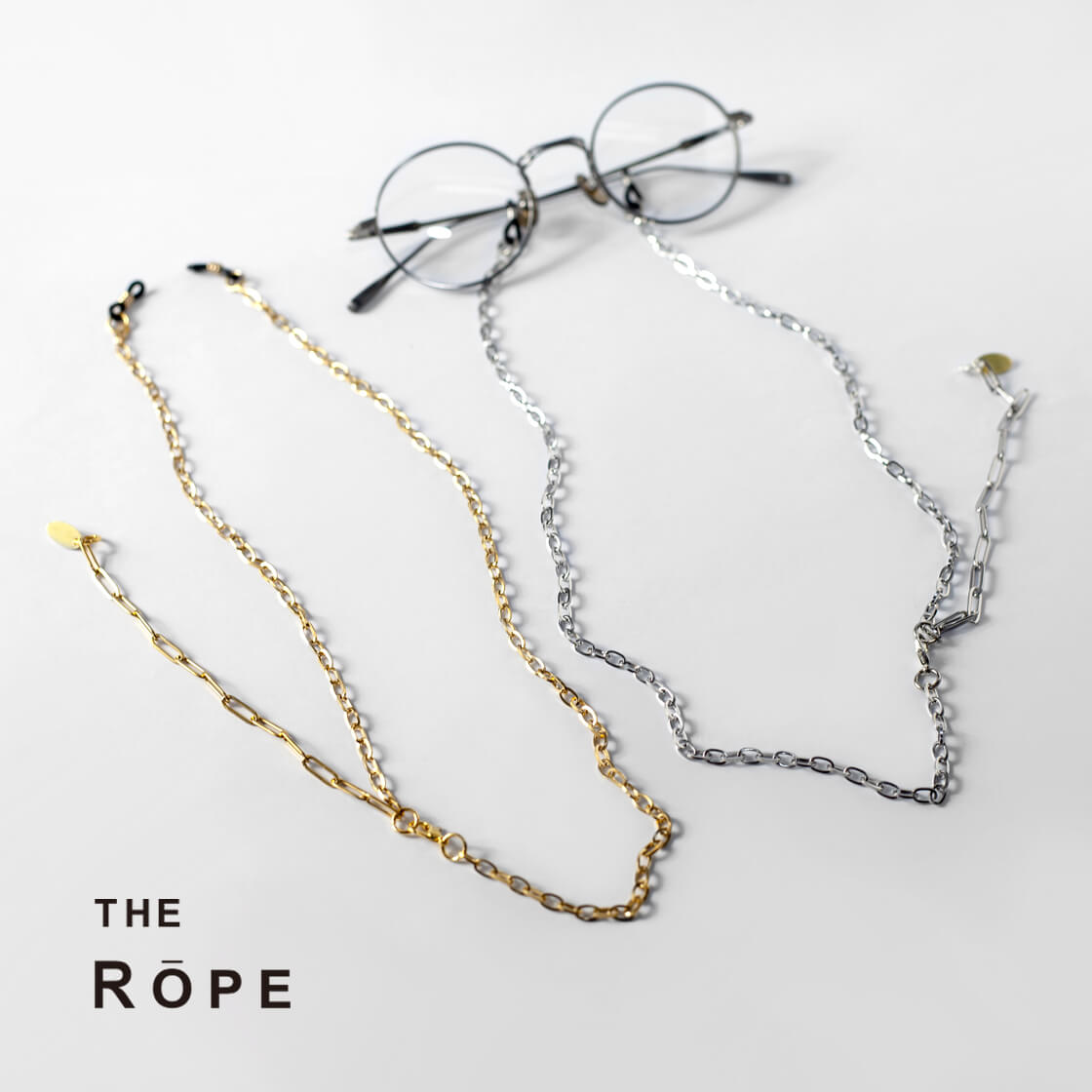 「THE ROPE（ザ・ロープ）」から、ジュエリーのように楽しめるメタルチェーンのグラスコードをご紹介。 ◆実寸サイズ (FREE)/長さおよそ60-72cm（長さ調節可能） ◆素材：ステンレス ◆カラー展開：ゴールド、シルバー ◆生産国：日本 異なるチェーンを組み合わせた、シンプルながらも奥行きのあるデザインのグラスコード。首元にさりげないアクセントを添え、ジュエリー感覚でメガネスタイルを楽しめます。 素材には、サビに強く軽量なステンレスを採用。耐久性に優れ、水や汗にも強いため、お手入れがしやすくデイリー使いにも最適です。金属アレルギーにも配慮した素材で、長時間でも快適に着用いただけます。 フック位置を調整することで長さの変更が可能。トップスやシーンに合わせてバランス良く着用でき、グラスコードとしてはもちろん、ネックレス感覚でも楽しめます。 デザイン性と機能性を兼ね備えた一本が、いつものメガネスタイルに自然に馴染み、さりげない個性を演出します。THE ROPE - TR1017 ジュエリーのように楽しめる、首元を美しく彩るチェーングラスコード。 THE ROPE(ザ・ロープ) 豊富なカラーバリエーションと、カジュアルからアウトドアシーンにも馴染む幅広いデザインが魅力のTHE ROPE(ザ・ロープ)。国内外の高品質な素材を使用し、日本の優れた職人の手によって生みだされた商品は、デザイン性のみならず機能性にも長けており、これまで数多くのブランドのアイウェアデザインに携わり、アイウェアを知り尽くしたデザイナーだからこそ可能にしたこだわりのあるブランドとなっています。 長さ調整が可能で、スタイリングに合わせて自在にアレンジも。 異なるチェーンを組み合わせた、シンプルながらも奥行きのあるデザインのグラスコード。首元にさりげないアクセントを加えてくれるので、まるでジュエリーのようにメガネのアクセサリーを楽しめます。 素材には、サビに強く軽量なステンレスを採用。耐久性に優れ、日常使いでも気兼ねなく使用できるうえ、金属アレルギーにも配慮した素材のため、長時間の着用も安心です。水や汗に強く、お手入れがしやすい点も嬉しいポイント。 フック位置を調整することで長さの変更が可能な仕様。首元のバランスを整えやすく、トップスやシーンに合わせて美しく着用いただけます。グラスコードとしてはもちろん、ネックレス感覚で取り入れられるのも魅力です。 デザイン性と機能性を兼ね備えた一本は、毎日の使うメガネスタイルに自然と溶け込みながら、さりげなく個性を引き立ててくれるアクセサリーです。 1つ1つ箱付きとなっているのでプレゼントにもおすすめです。(※付属品は予告なく変更となる場合がございます。) 　　　 ブランド THE ROPE ⇒THE ROPEの他の商品を見る サイズ 長さ およそ60-72cm（長さ調節可能） 素材 ステンレス カラー展開 ゴールド、シルバー 生産国 日本