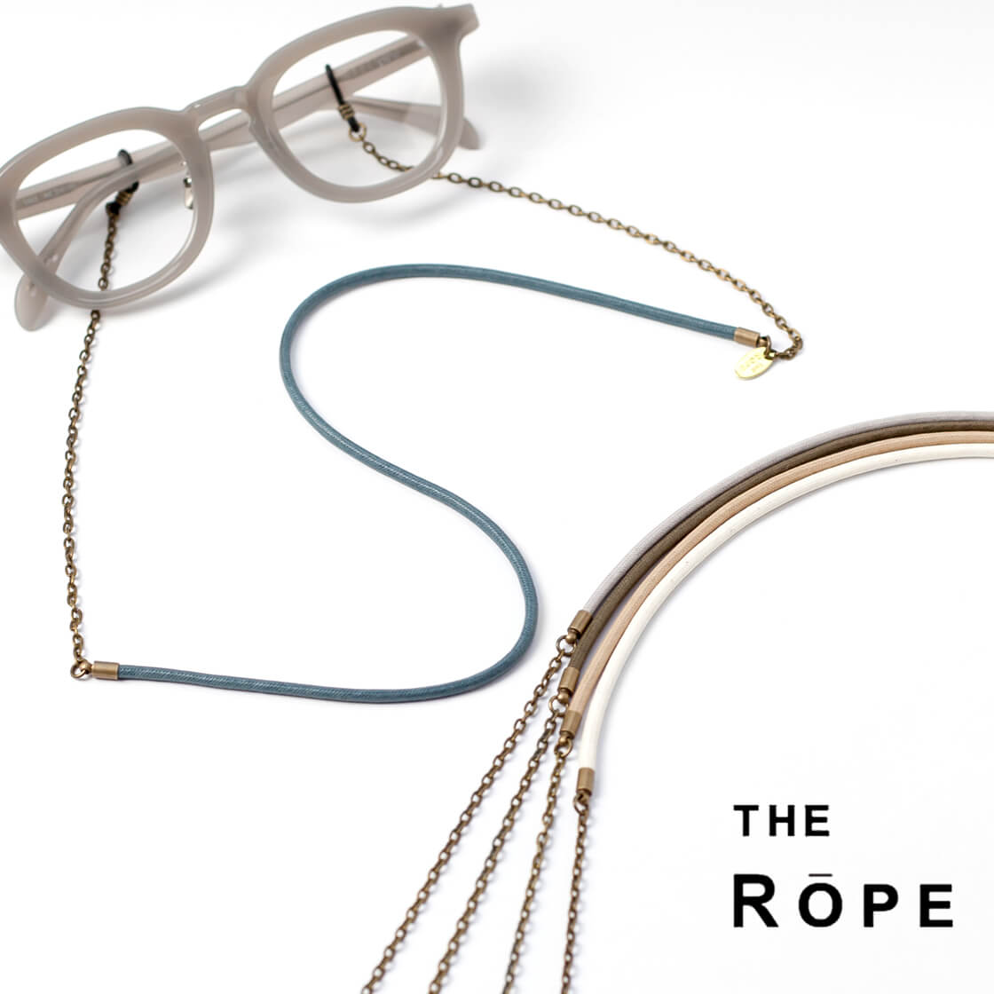 THE ROPEから、ワックスコットンとメタルチェーンを組み合わせた繊細なグラスコードをご紹介。 日本製の上質なワックスコットンに細めのメタルチェーンを組み合わせた、シンプルで上品なデザイン。 首元には肌当たりのやさしいワックスコットンを使用しています。 細めのコードと華奢なアンティークゴールドの小豆型メタルチェーンが顔周りをすっきり見る効果も。 ワックスコットンは、ロウ加工によるしっとりとした質感と自然なツヤが特徴。 使い込むほど柔らかくなじみ、風合いが深まっていきます。 ブランド THE ROPE ⇒THE ROPEの他の商品を見る サイズ 長さおよそ71cm / 厚みおよそφ0.3cm 素材 本体：綿、合金 留め金部分：ニッケル カラー展開 ホワイト、ベージュ、ライトグレー、オリーブ、ブルーグレー 生産国 日本THE ROPE - TR-1019 ワックスコットンとメタルチェーンの繊細さが上品なグラスコード。 THE ROPE(ザ・ロープ) 豊富なカラーバリエーションと、カジュアルからアウトドアにも馴染む幅広いデザインが魅力のTHE ROPE。国内外の高品質な素材を使用し、日本の優れた職人の手によって生みだされた商品は、デザイン性のみならず機能性にも長けており、これまで数多くのブランドのアイウェアデザインに携わり、アイウェアを知り尽くしたデザイナーだからこそ可能にしたこだわりのあるブランドとなっています。 細めのワックスコットンと、華奢な印象のメタルチェーン。 日本製の上質なワックスコットンに、細めのメタルチェーンを組み合わせた、繊細でシンプルな印象のグラスコード。コットンにワックス（ロウ）加工を施した紐素材は、しっとりとした質感と自然なツヤが特徴です。使い始めはほどよくハリがありますが、使い込むほどに柔らかくなじみ、少しずつ風合いが深まっていくのも魅力。首元に触れる部分にはこのワックスコットンを使用しているため、肌当たりがやさしく、安心感のある着け心地です。 顔周りには、アンティークゴールドの小豆型メタルチェーンを採用。光沢を抑えた落ち着いたトーンで、ワックスコットンの自然なツヤとあいまって、顔周りを上品な印象にしてくれます。 チェーンのしなやかに動く質感と、ワックスコットンのほどよくハリのある質感。その異なる表情が組み合わさることで、繊細な見た目ながら単調にならない仕上がりに。異素材を組み合わせながらも落ち着いた色味でまとめているため、日々のさまざまなスタイリングに溶け込むグラスコードです。 1つ1つ箱付きとなっているのでプレゼントにもおすすめです。(※付属品は予告なく変更となる場合がございます。) 　　 ブランド THE ROPE ⇒THE ROPEの他の商品を見る サイズ 長さおよそ71cm / 厚みおよそφ0.3cm 素材 本体：綿、合金 留め金部分：ニッケル カラー展開 ホワイト、ベージュ、ライトグレー、オリーブ、ブルーグレー 生産国 日本