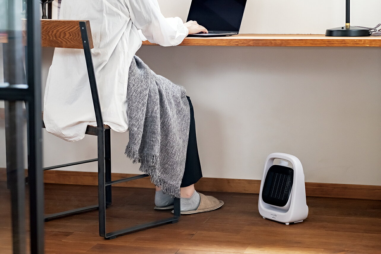 コンパクトアングルヒーター 暖房 冷え対策 足元 季節家電 暖房器具 トイレ 脱衣所 リビング オフィス コンパクト 小型 自動OFF 角度調節 おしゃれ デザイン グレー アピックス APH-280 あったかグッズ リモートワーク テレワーク デスク下 シンプル インテリア ホワイト marche-petit-10011949 MARCHE petit _ 家具メーカー直営 サンプル画像2