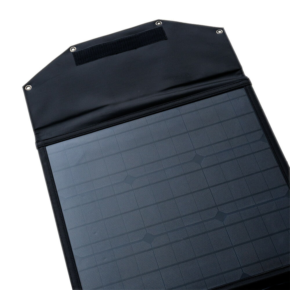商品情報 名称折りたたみソーラーパネル 最大出力200W 変換効率約20％ 短絡電流12.22A 動作電流11.11A 開回路電圧21.6V 最大動作電圧18V コネクタMC4コネクタ折りたたみソーラーパネル【200W】MC4規格ケーブル付単結晶シリコン2折りコンパクト持ち運び ■ アウトドア・防災で大活躍 持ち運びに便利な折りたたみソーラーパネル 車中泊、キャンプといったアウトドアでの利用はもちろん、地震、災害時の非常用電源として防災にも大活躍。持ち運びに便利な折りたたみソーラーパネルです。 パネルを展開して太陽光に当て、ポータブル電源等のデバイスをパネルに接続すると充電ができます。 ■ 高品質単結晶型シリコン採用・MC4充電用ケーブル付属の折りたたみソーラーパネル ソーラーパネルは高品質の単結晶型シリコンを採用。ETFE素材を用いており、高い絶縁性・耐薬品性・耐熱性・耐紫外線・耐候性に優れ、「安心・安定・安全」に充電できます。 MC4規格ケーブル付 2