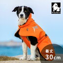 犬服ウィンターアウトドアコートオレンジ30cmTruelove防寒着ドッグウェア防水・防風高反射材3MCorduraDURAFLEX 高い防寒性能で愛犬を寒さから守り、雨風にも強い高品質犬用コートです。 高反射材により夜道での事故を抑止し安全性を高めます。 ■ 暖かさと快適さの新しい世界を切り拓く3層構造 3M Company(スリーエム)は、アメリカ、ミネソタ州を本拠地とする、世界的化学・電気素材メーカーで、創業から100年以上素材研究を行ってきた実績を持ちます。 本製品には3M開発の革新的素材を含む3層構造が用いられ、軽量で暖かく、快適、ドライな状態を保ちます。 Cordura(コーデュラ)製の疎水性繊維を使用した高度な耐水性と透湿性、防風効果を示すナイロン素材、肌触りなめらかなポリウレタンの裏地、そして3Mが開発した『3Mシンサレート高機能中綿素材 フェザーレス』という素材の組み合わせが、暖かさと快適さの新しい世界を切り拓きます。 ■ 天然羽毛に代わる革新的素材『3M シンサレート 高機能中綿素材 フェザーレス』 3Mが創業以来100年以上素材研究を行う中で生み出されたこの素材は、乾燥状態において天然羽毛と同レベルの保温効果を持つだけでなく、濡れた状態でもしっかり暖かさを保ちます。 ■ 防水性10000mm・透湿性5000g　Cordura(コーデュラ)製生地を使用 コーデュラ製の高密度防水・防風・疎水性繊維が冷たい風や雨の侵入を効果的に遮断します。 同時に、水蒸気を外へ逃がす性能(＝透湿性)の高さにより蒸れを抑え快適をキープ。 ■ 世界的ブランド DURAFLEX(デュラフレックス)製のバックル・3M製の高反射材を採用 TrueloveのウィンターアウトドアコートにはDURAFLEX(デュラフレックス)製のバックルと3M製の高反射材を使用。快適で安全な散歩をサポートします。 DURAFLEXは、アウトドア用品向けプラスチックアクセサリーの世界的なブランドです。使いやすく、カッチリとした閉まり具合、軽快な音が特徴です。 また、3Mの高反射材は暗い夜道の散歩中にペットの安全性を高め事故を抑止します。 ■ サイズ 着丈とは、首元からしっぽの付け根までの長さのことを言います。 サイズ表を参考に、愛犬に合ったサイズのものをお選びください。 首回りと胸囲のサイズはアジャスターで調節可能です。 ※極端に首の細い一部犬種にはサイズが合わない場合があります。 ■ 着用方法 1：コートに首を通す 2：胸側からベルトを回して背中側で留め、胸回りを固定する 3：左右の後足をゴム紐に通し横ずれを防止する 4：首の付け根のチャックを開けリードを通す（※リード、首輪は付属しておりません） ■ ご注意 ※着用済み製品の返品につきましては対応いたしかねます。予めご了承ください。 2