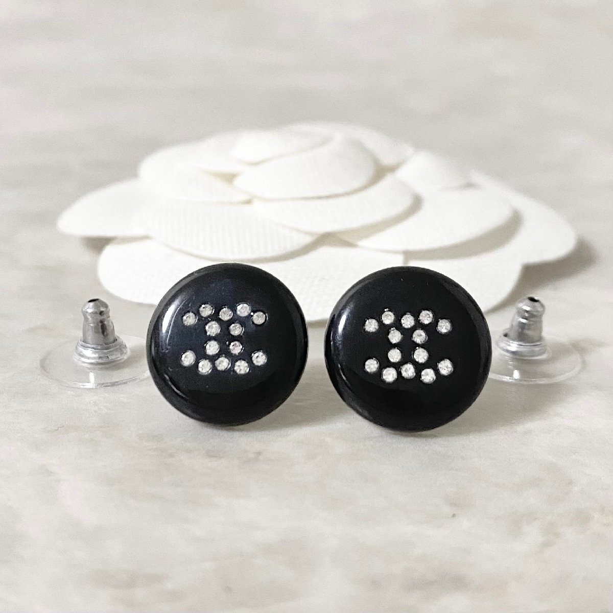 CHANEL シャネル ピアス ココマーク ラインストーン 石 ブラック 丸 ロゴ 黒 シルバー ボタン 【中古】のサムネイル