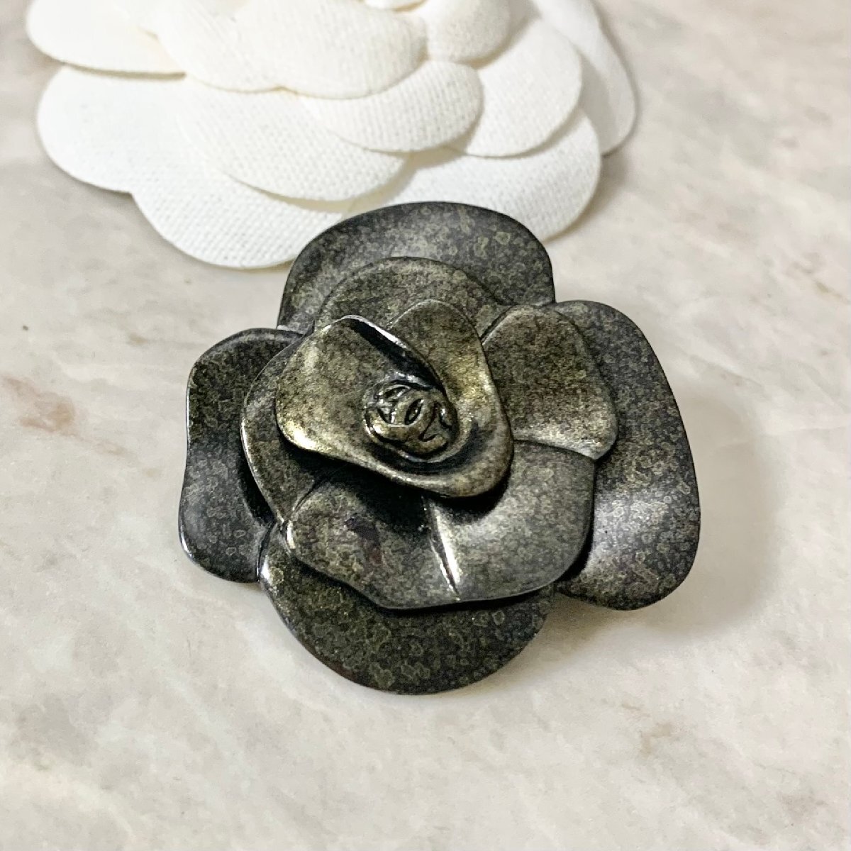 CHANEL 黒 花モチーフ ブローチ 楽天市場】黒(ブランドシャネル)(ブローチ|レディース