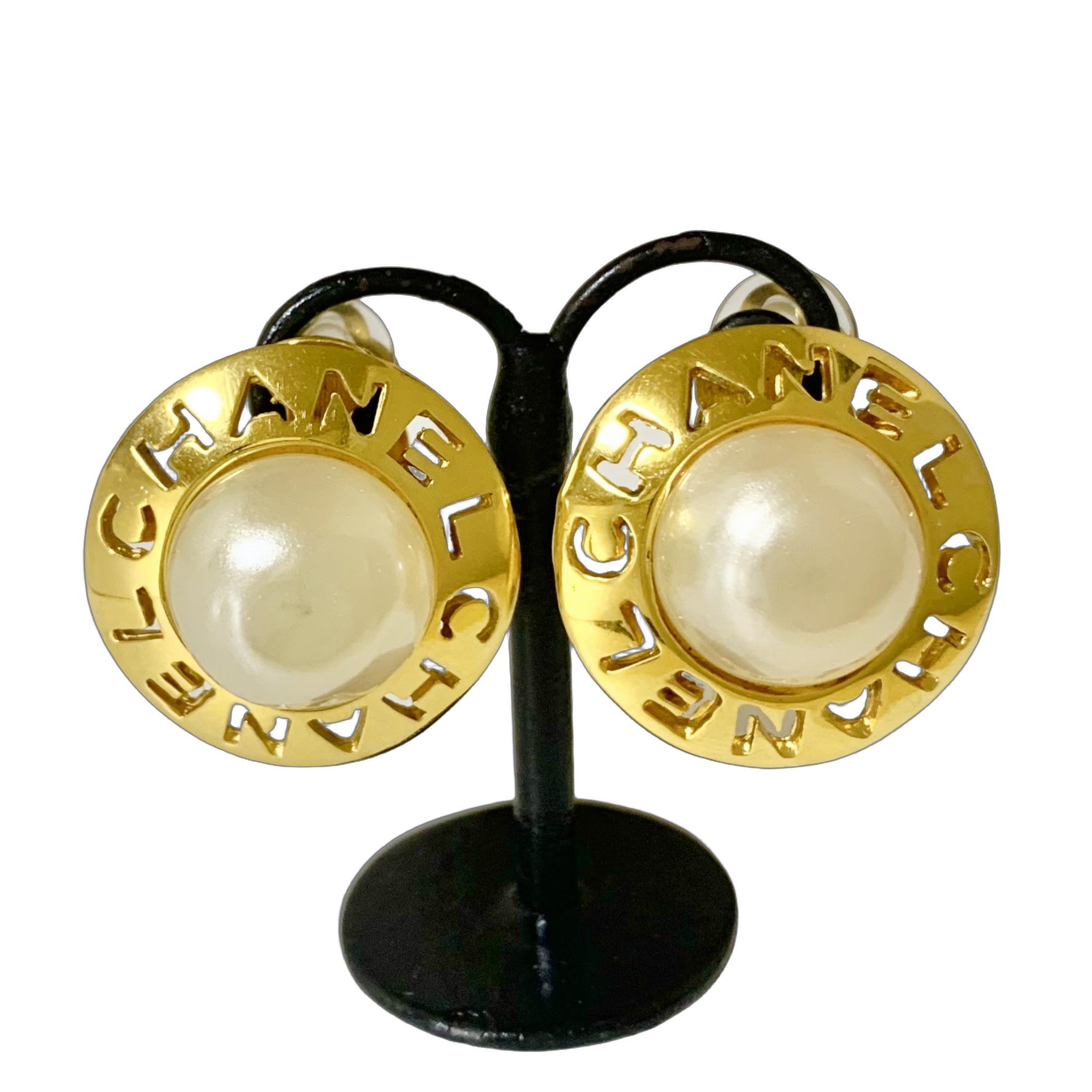 CHANEL シャネル イヤリング パール 真珠 アルファベット くり抜き ゴールド 金 ロゴ ヴィンテージ 【中古】