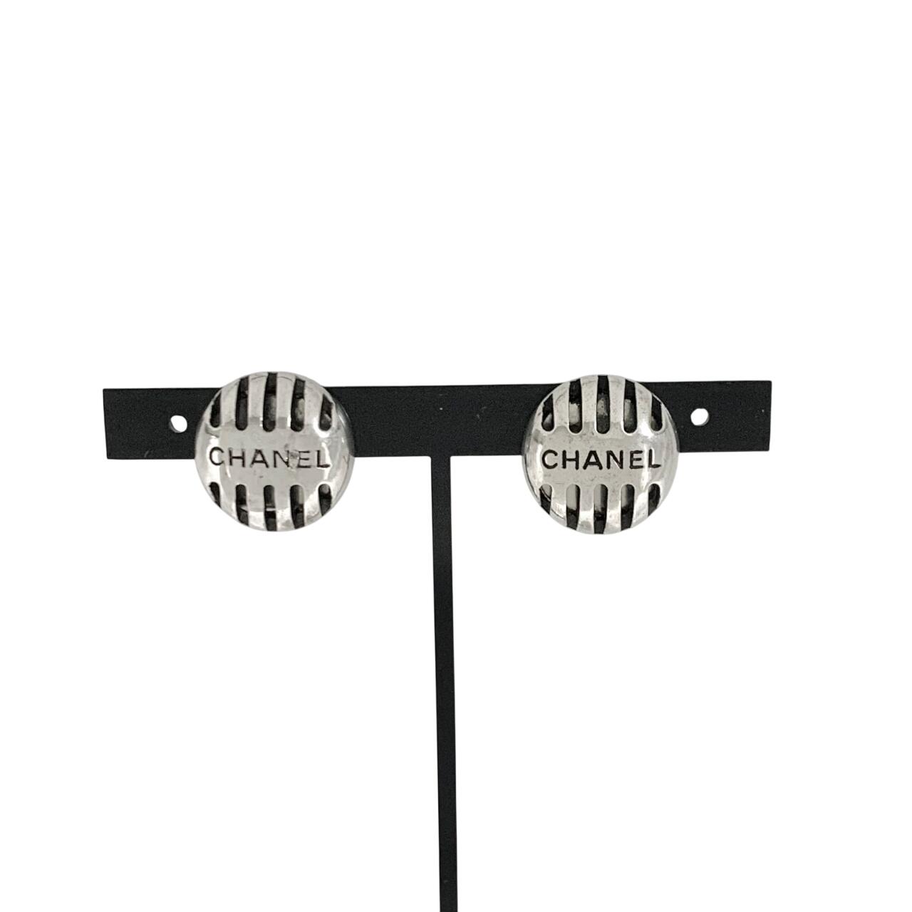 Rakuten - CHANEL シャネル イヤリング 99P ストライプ 丸 アルファベット シルバー 銀 ロゴ ヴィンテージ 【中古】