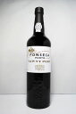 フォンセカ 《歴史 》フォンセカ・ギマラエンスはポートワインのシッパーとして、1822年に誕生しました。マノエル・ペドロ・ギマラエンスがフォンセカ・モンティロという古い会社を買い取ったのがその始まりです。彼は政治家でもありましたが、運悪く政敵に追われ、ポートの樽の中に隠れて、イギリスへと渡りました。しかし、本拠地をイギリスに移した後も、ポートワイン・シッパーとしての事業は大きな成功をおさめ、彼の死後、1927年になって、フォンセカ・ギマラエンスはポルトに戻ってきました。現在は、ブルース・ギマラエンスとその息子のデヴィットにより、昔ながらの運営がなされています。 《単一畑》フォンセカ・ギマラエンスの最も誇るべき単一畑は、1978年に取得したタヴォラ渓谷のキンタ・ド・パナシュカルです。真南の斜面にテラス状に広がるブドウ畑は43ヘクタールの面積をもち、近年、ブドウ樹の植え替えが行われました。メンディスのサン・アントニオとキンタ・デ・クルゼイロも含め、フォンセカが所有するこれらのブドウ畑は、いずれもクラスAに属しています。この単一畑における作付け比率は、ティンタ・ロリス32%、トゥーリガ・フランセーザ8%、ティンタ・アマレラ8%、ティント・カン2%、その他の品種3%となっています。 《ワイン造り》 フォンセカ・ギマラエンスのポートワイン造りはきわめて伝統的です。昔ながらのラガールに男たちが入り、ブドウを足で踏んで破砕します。やがて自然界にある酵母の働きでブドウ果汁は発酵を始めるのです。 　 ヴィンテージ宣言をするか否かは、ブルースとデヴィットにより決められ、取締役会の承認を経て、最終的に決定されます。フォンセカのヴィンテージには3種類あります。最も偉大でクラシックな年のワインにはフォンセカ・ヴィンテージのラベルが貼られます。この栄誉に浴した年は20世紀にわずか21のヴィンテージしかありません。それよりもやや軽く、比較的早めに飲み頃が訪れる年には、ギマラエンス・ヴィンテージの名前が与えられます。また、単一畑のブドウより造られるキンタ・ド・パナシュカル・ヴィンテージポートを産しています。 名前はこの熟成した褐色色（トーニー色）に由来します。トーニーポートは、ルビーポートより樽の中での熟成期間がやや長く、約4年間熟成されます。 《フォンセカ 　トーニー・ポート》ドライフルーツやパインドケーキの甘さを思わせる香りがします。その滑らかさに特徴があります。比較的コクのあるトーニーで顕著なフルーツの風味が特徴的です。