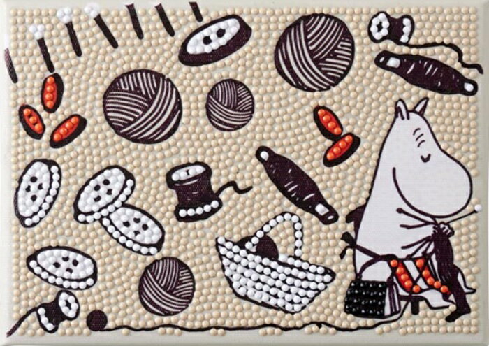 ダイヤモンドフィックス ムーミン ｢MAMA'S SEWING」ママズソーイング ビーズアート ダイアモンドアート 東京交易 ムーミン ビーズアート 簡単 カラフル 立体 手作り 工作 アート 雑貨 インテリア サイズ2L　12.7×17.8cmのサムネイル